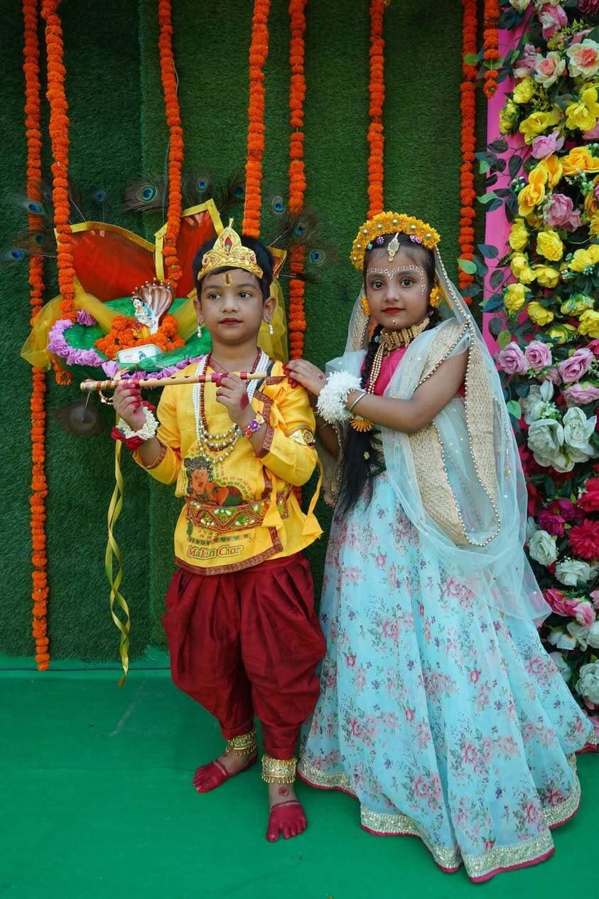 इंद्रप्रस्थ ग्रुप ऑफ इंस्टीट्यूशंस की सभी शाखाओं में हर्षोल्लास के साथ मनाई गई श्रीकृष्ण जन्माष्टमी
मुजफ्फरपुर। इंद्रप्रस्थ ग्रुप ऑफ इंस्टीट्यूशंस की सभी शाखाओं में श्रीकृष्ण जन्माष्टमी की पूर्व संध्या पर श्रद्धा, भक्ति और उल्लास के साथ जन्माष्टमी समारोह का आयोजन किया गया। इसी क्रम में बी.पी. इंद्रप्रस्थ इंटरनेशनल स्कूल में भी जन्माष्टमी के अवसर पर विभिन्न सांस्कृतिक एवं धार्मिक कार्यक्रमों का भव्य आयोजन हुआ।
कार्यक्रम की शुरुआत प्रातःकालीन प्रार्थना सभा से हुई। इसके पश्चात सुप्रिया मैम ने भगवान श्रीकृष्ण के जीवन, उनके आदर्शों, कर्मयोग, प्रेम, करुणा एवं धर्म की स्थापना के संदेश पर प्रेरणादायक संबोधन दिया। उनके संबोधन ने विद्यार्थियों को श्रीकृष्ण के जीवन एवं शिक्षाओं से परिचित कराया।
इसके बाद विद्यालय के ज्वाइंट डायरेक्टर श्री अक्षय कुमार के द्वारा विधिवत पूजा एवं आरती की गई। इस दौरान विद्यालय का वातावरण भक्तिमय हो गया और विद्यार्थियों एवं शिक्षकों ने श्रद्धापूर्वक भगवान श्रीकृष्ण का आशीर्वाद प्राप्त किया।
सांस्कृतिक कार्यक्रमों की श्रृंखला में कक्षा 6, 7 एवं 8 के विद्यार्थियों के कॉयर समूह ने “मेरे बाँके बिहारी लाल” भजन की मनमोहक प्रस्तुति दी। इसके बाद कक्षा 2, 3, 4, 5 एवं 6 के विद्यार्थियों ने भगवान श्रीकृष्ण के जीवन पर आधारित स्किट कम डांस प्रस्तुत किया, जिसमें श्रीकृष्ण के बाल जीवन, उनकी लीलाओं एवं जीवन के विभिन्न प्रेरणादायक प्रसंगों को नृत्य और अभिनय के माध्यम से जीवंत किया गया। विद्यार्थियों की प्रस्तुति ने सभी का मन मोह लिया।
इसके पश्चात कक्षा 4, 5 एवं 6 के कॉयर समूह ने “श्यामा आन बसो वृंदावन में” भजन की सुंदर प्रस्तुति देकर पूरे वातावरण को कृष्णमय बना दिया।
समारोह का विशेष आकर्षण मटका फोड़ प्रतियोगिता रही। प्रतियोगिता में विभिन्न हाउस समूहों ने उत्साहपूर्वक भाग लिया, जिसमें रेड हाउस, येलो हाउस, ग्रीन हाउस, ब्लू हाउस एवं गर्ल्स ग्रुप शामिल रहे। सभी प्रतिभागियों ने पूरे उत्साह और जोश के साथ प्रतियोगिता में अपनी प्रतिभा का प्रदर्शन किया। प्रतियोगिता में गर्ल्स ग्रुप ने विजेता का खिताब हासिल किया।
कार्यक्रम के समापन पर ज्वाइंट डायरेक्टर श्री अक्षय कुमार ने विद्यालय के शिक्षकों के साथ मिलकर मटका फोड़कर जन्माष्टमी समारोह के उल्लास को और बढ़ा दिया। इस अवसर पर विद्यार्थियों एवं शिक्षकों में विशेष उत्साह देखने को मिला।
विद्यालय प्रबंधन ने कहा कि ऐसे सांस्कृतिक एवं धार्मिक आयोजन विद्यार्थियों को भारतीय संस्कृति, परंपराओं और महान जीवन मूल्यों से जोड़ने के साथ-साथ उनमें एकता, अनुशासन, सहयोग एवं नेतृत्व की भावना को भी विकसित करते हैं।
#foryoupageシ #nonfollowers #photos #photooftheday