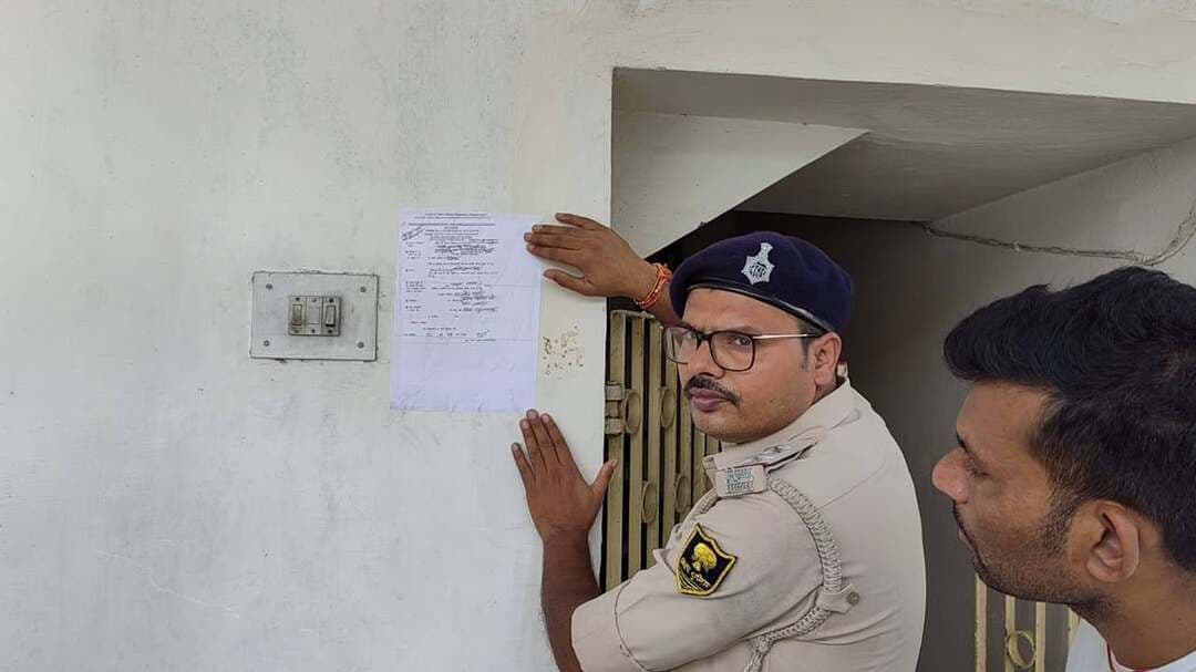 ब्रह्मपुरा थान क्षेत्र के ज्ञानलोक मोहहल्ला में पुलिस ने दहेज हत्या के मामले में फरार आरोपित के घर पर इस्तेहार चिपकाया।एसडीपीओ विनीता सिन्हा के नेतृतित्व में की गई है।#foryoupageシ #nonfollowers #photos #photooftheday