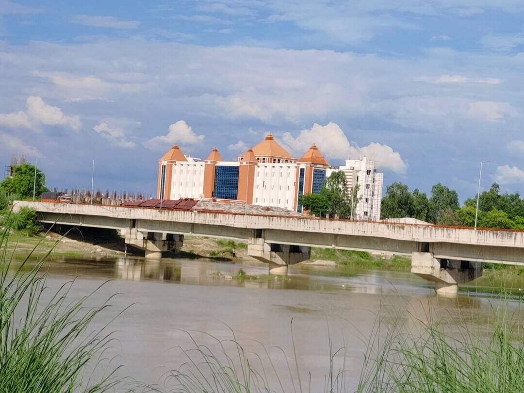 गर्रा नदी का बढ़ता जलस्तर फिर बढ़ा रहा चिंता
पुल को ऊंचा उठाने का फैसला क्या इस बार शहर को देगा बाढ़ से राहत ? नगर निगम कार्यालय तक नहीं पहुंचेगा पानी ?
शाहजहांपुर। गर्रा नदी का जलस्तर एक बार फिर बढ़ने लगा है। नदी में पानी बढ़ने के साथ ही ककरा और आसपास के इलाकों में रहने वाले लोगों की चिंता भी बढ़ गई है। हाल के वर्षों में गर्रा का जलस्तर बढ़ने पर कई निचले इलाकों में पानी पहुंचने से लोगों को भारी परेशानियों का सामना करना पड़ा है।
गर्रा नदी पर ककरा कुंड स्थित पुल को ऊंचा उठाने का काम इसी समस्या को देखते हुए कराया गया है।पुल की ऊंचाई बढ़ाने को लेकर शासन से स्वीकृति भी मिल चुकी थी।
अब सवाल यह है कि क्या पुल को ऊंचा उठाने के बाद इस बार गर्रा का बढ़ता जलस्तर शहरवासियों के लिए पहले जैसी मुसीबत नहीं बनेगा?
क्या पानी का प्रवाह बेहतर होने से ककरा और आसपास के इलाकों को राहत मिलेगी ?
सबसे बड़ा सवाल यह भी है कि क्या इस बार गर्रा का पानी निर्माणाधीन नगर निगम कार्यालय तक पहुंचने से पहले ही नियंत्रित हो जाएगा? पिछले वर्षों में गर्रा का पानी नगर निगम कार्यालय के आसपास तक पहुंच चुका है,जिससे निर्माण कार्य भी प्रभावित हुआ था।
वर्तमान में गर्रा में 21,560 क्यूसेक पानी छोड़े जाने के बाद जलस्तर बढ़ रहा है और इसके करीब दो मीटर तक बढ़ने की आशंका जताई गई है। ऐसे में आने वाले घंटों में स्थिति किस दिशा में जाती है, इस पर शहरवासियों की नजर बनी हुई है।
अब देखना दिलचस्प होगा कि पुल को ऊंचा उठाने का फैसला वास्तव में बाढ़ के समय शहर के लिए राहत साबित होता है या गर्रा का बढ़ता पानी एक बार फिर पुराने हालात दोहराता है।
आपकी क्या राय है—क्या इस बार गर्रा का पानी नगर निगम कार्यालय तक नहीं पहुंच पाएगा
