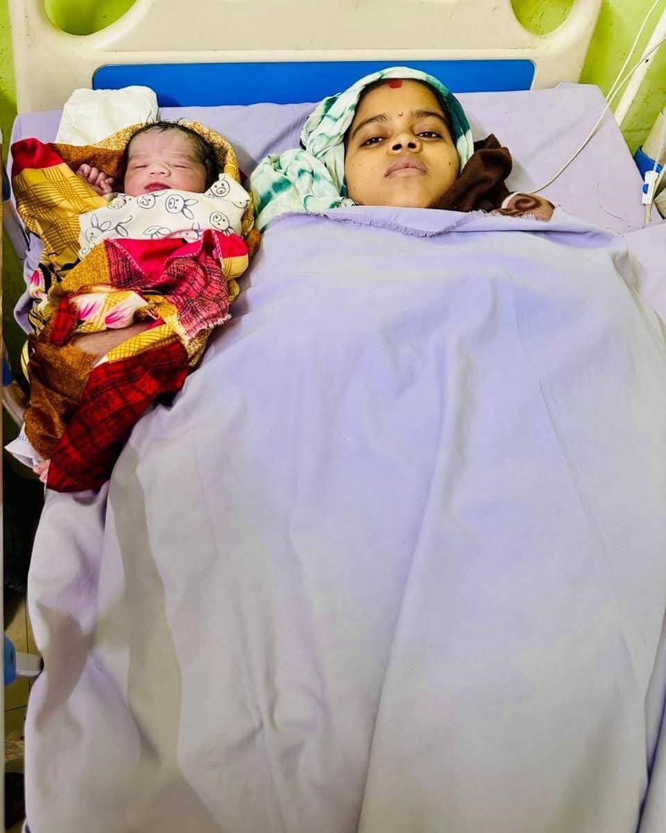 ***हीमोग्लोबिन 5 ग्राम और प्लेटलेट्स 71 हजार, ऑपरेशन से कई डॉक्टरों ने खड़े किए हाथ; डॉ. के.पी. गुप्ता ने किया सफल सिजेरियन***
शाहजहांपुर। बेहद गंभीर स्वास्थ्य स्थिति के बीच एक गर्भवती महिला का सफल सिजेरियन ऑपरेशन कर जच्चा-बच्चा की जान बचाने का मामला सामने आया है। महिला को पत्रकार शुभम ठाकुर द्वारा अर्नव सर्जिकेयर हॉस्पिटल लाया गया था, जहां चिकित्सकों ने उसकी स्थिति को देखते हुए चुनौतीपूर्ण परिस्थितियों में ऑपरेशन किया।
बताया गया कि गर्भवती श्रीमती माधवी का सिजेरियन ऑपरेशन आवश्यक था। जांच में उनका हीमोग्लोबिन मात्र 5 ग्राम, प्लेटलेट्स करीब 71 हजार और RBC 1.33 था। गंभीर स्थिति को देखते हुए कई निजी अस्पतालों के चिकित्सकों के साथ मेडिकल कॉलेज एवं जिला अस्पताल के चिकित्सकों ने भी ऑपरेशन करने से इनकार करते हुए परिजनों को लखनऊ या बरेली ले जाने की सलाह दी थी। तीमारदारों को जच्चा और बच्चा दोनों की जान को खतरा होने की बात भी बताई गई।
इसके बाद पत्रकार शुभम ठाकुर मरीज को अर्नव सर्जिकेयर हॉस्पिटल लेकर पहुंचे, जहां डॉ. के.पी. गुप्ता ने मरीज की स्थिति का आकलन कर आवश्यक चिकित्सकीय प्रबंधन के बाद सिजेरियन ऑपरेशन करने का निर्णय लिया।
03 सितंबर 2026 को डॉ. के.पी. गुप्ता द्वारा सफल सिजेरियन ऑपरेशन किया गया। ऑपरेशन के बाद श्रीमती माधवी ने एक स्वस्थ शिशु को जन्म दिया। चिकित्सकीय जानकारी के अनुसार फिलहाल जच्चा और बच्चा दोनों स्वस्थ हैं।
गंभीर परिस्थितियों में सफल ऑपरेशन के बाद परिवार ने राहत की सांस ली। परिजनों ने चिकित्सक और पत्रकार शुभम ठाकुर का आभार व्यक्त किया। यह मामला एक बार फिर बताता है कि जटिल परिस्थितियों में विशेषज्ञ चिकित्सकीय मूल्यांकन, उचित तैयारी और समय पर उपचार कितना महत्वपूर्ण हो सकता है।
ईश्वर जच्चा और बच्चे पर अपनी कृपा बनाए रखें और दोनों सदैव स्वस्थ रहें।