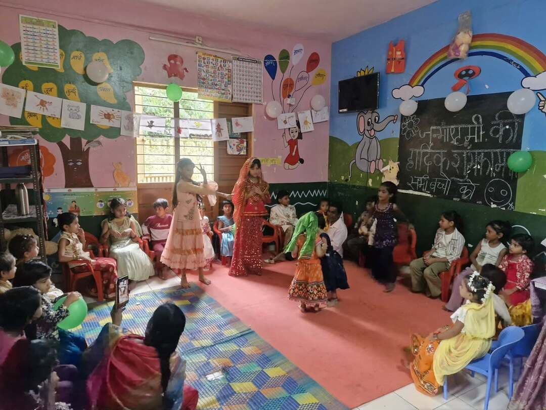 महिला बाल विकास विभाग परियोजना बाणगंगा जिला भोपाल द्वारा आंगनबाड़ी केंद्रो में जन्माष्टमी उत्सव का आयोजन किया गया।
स्वास्थ्य विभाग द्वारा कुपोषित बच्चों एवं गर्भवती महिलाओं के स्वास्थ्य परीक्षण कैंप का आयोजन
अंबेडकर के केंद्र क्रमांक 744 में स्वास्थ्य कैंप के साथ-साथ बच्चों के द्वारा जन्माष्टमी उत्सव का कार्यक्रम का आयोजन किया जा रहा है जिसमें बच्चों के द्वारा संगीत एवं नृत्य कर जन्माष्टमी उत्सव को उत्साह पूर्वक मनाया गया ।
कार्यक्रम में श्री अखिलेश चतुर्वेदी परियोजना अधिकारी बाणगंगा, श्री अनिमेष सिंह स्वास्थ्य अधिकारी एवं उनकी टीम तथा सेक्टर पर्यवेक्षक के साथ आंगनवाड़ी कार्यकर्ताएं अभिभावक एवं बच्चे उपस्थित थे उपस्थित बच्चों को पौष्टिक आहार एवं लड्डू तथा खीर पूरी सब्जी का वितरण किया गया।
स्वास्थ्य कैंप में सभी कुपोषित बच्चों की स्वास्थ्य जांच एवं गर्भवती तथा धात्री महिलाओं की स्वास्थ्य जांच कर उन्हें आवश्यक दबाए उपलब्ध कराई गई।
CM Madhya Pradesh
Department Of Women Child Development, Madhya Pradesh
Jansampark Madhya Pradesh
#bhopal #janmashtamispecial