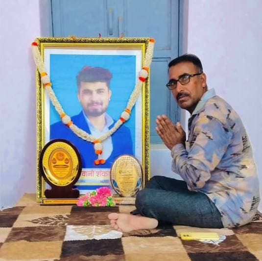 तीन दशकों की राष्ट्रसेवा को शिरडी में मिलेगा राष्ट्रीय सम्मान, जैसलमेर के दमाराम गोगली होंगे सम्मानित
जैसलमेर : मनोहर लाल राठौड़
जैसलमेर । शिक्षा, रक्तदान, दिव्यांग सेवा, पर्यावरण संरक्षण एवं सामाजिक जनकल्याण के क्षेत्र में तीन दशकों से अधिक समय से निरंतर सक्रिय रहकर समाजसेवा करने वाले जैसलमेर जिले के एका निवासी एवं राउमावि दव में पदस्थापित अध्यापक दमाराम गोगली को राष्ट्रीय स्तर पर सम्मानित किया जाएगा। महाराष्ट्र के शिरडी स्थित होटल साईं पासा में आगामी 6 सितंबर को आयोजित होने वाले 26वें अखिल भारतीय प्रतिभा महासम्मेलन-2026 में उन्हें राष्ट्रहित में किए गए विशिष्ट योगदान, उत्कृष्ट कार्यों एवं अनुकरणीय सेवाओं के लिए ‘सम्माननीय पुरस्कारार्थी’ के रूप में आमंत्रित किया गया है। भारतीय सेना के अद्वितीय शौर्य, पराक्रम एवं अमर बलिदान की गौरवशाली परंपरा को समर्पित इस राष्ट्रीय महासम्मेलन का आयोजन वर्ल्ड वंडर्स टैलेंट फाउंडेशन एवं ज्ञान उदय फाउंडेशन के संयुक्त तत्वावधान में किया जा रहा है। समारोह में देश के विभिन्न राज्यों से प्रतिभाएं, समाजसेवी, शिक्षाविद्, उद्यमी, कलाकार तथा राष्ट्रसेवा से जुड़े विशिष्ट व्यक्तित्व भाग लेंगे। भानु सेवा संस्थान फलोदी के संरक्षक दमाराम गोगली लंबे समय से सामाजिक सरोकारों से जुड़े विभिन्न कार्यों में सक्रिय भूमिका निभाते रहे हैं। विशेष रूप से रक्तदान को जनसेवा का अभियान बनाने की दिशा में उन्होंने युवाओं एवं आमजन को स्वैच्छिक रक्तदान के लिए प्रेरित किया। उनके प्रयासों से रक्तदान शिविरों, स्वास्थ्य जागरूकता अभियानों तथा जरूरतमंदों की सहायता से जुड़ी गतिविधियों को निरंतर गति मिली। उनकी समाजसेवा केवल रक्तदान तक सीमित नहीं रही। शिक्षा एवं सामाजिक जागरूकता, दिव्यांग सेवा, पर्यावरण संरक्षण, स्वास्थ्य जागरूकता और विभिन्न जनकल्याणकारी गतिविधियों में भी वे सक्रिय रहे हैं। लंबे समय से बिना किसी प्रचार की अपेक्षा के किए जा रहे उनके सेवाकार्यों को स्थानीय एवं जिला स्तर पर भी विभिन्न अवसरों पर सराहना और सम्मान प्राप्त हुआ है। दमाराम गोगली भानु सेवा संस्थान फलोदी से भी जुड़े हुए हैं। संस्था के माध्यम से वे रक्तदान, स्वास्थ्य जागरूकता, दिव्यांग सेवा, पर्यावरण संरक्षण एवं सामाजिक जनकल्याण से जुड़े कार्यों को आगे बढ़ाने में सक्रिय भूमिका निभाते रहे हैं। उनके सेवाकार्यों का उद्देश्य जरूरतमंदों तक सहायता पहुंचाने के साथ-साथ समाज में सेवा, सहयोग और सामाजिक जिम्मेदारी की भावना को मजबूत करना रहा है। आयोजकों द्वारा गोगली को ‘सम्माननीय पुरस्कारार्थी’ के रूप में आमंत्रित किए जाने को उनकी तीन दशकों से अधिक लंबी समाजसेवा यात्रा की राष्ट्रीय पहचान के रूप में देखा जा रहा है। जैसलमेर जैसे सीमावर्ती जिले से निकलकर शिक्षा के साथ सामाजिक सेवा के विभिन्न क्षेत्रों में निरंतर योगदान देने वाले गोगली का राष्ट्रीय मंच पर सम्मानित होना क्षेत्र के लिए भी गौरव का विषय माना जा रहा है।आयोजकों के अनुसार अखिल भारतीय प्रतिभा महासम्मेलन का उद्देश्य राष्ट्रभक्ति, राष्ट्रीय एकता, सामाजिक जागरूकता, भारतीय संस्कृति, सैन्य सम्मान एवं राष्ट्रनिर्माण की भावना को मजबूत करना है। महासम्मेलन में शिक्षा, पर्यावरण, उद्योग, नवाचार, सामाजिक सेवा, महिला सशक्तीकरण, साहित्य तथा कला-संस्कृति सहित विभिन्न क्षेत्रों में उत्कृष्ट कार्य करने वाली प्रतिभाओं को राष्ट्रीय मंच प्रदान किया जाएगा l शिरडी में दमाराम गोगली को मिलने वाला सम्मान केवल उनके व्यक्तिगत सेवाकार्यों की उपलब्धि नहीं बल्कि जैसलमेर एवं पश्चिमी राजस्थान की सामाजिक सेवा परंपरा का भी राष्ट्रीय सम्मान माना जा रहा है। उनके सम्मान की खबर से क्षेत्र के सामाजिक कार्यकर्ताओं एवं शुभचिंतकों में खुशी का माहौल है। तीन दशक से अधिक समय तक शिक्षा और समाजसेवा को साथ लेकर चलने वाले दमाराम गोगली का शिरडी में राष्ट्रीय स्तर पर सम्मान उनकी सेवा यात्रा का महत्वपूर्ण पड़ाव माना जा रहा है। उनके सम्मान से जैसलमेर की उन सामाजिक शक्तियों को भी राष्ट्रीय पहचान मिलने की उम्मीद है, जो लंबे समय से रक्तदान, शिक्षा, पर्यावरण, दिव्यांग सेवा और जनकल्याण के क्षेत्र में निरंतर सक्रिय हैं।