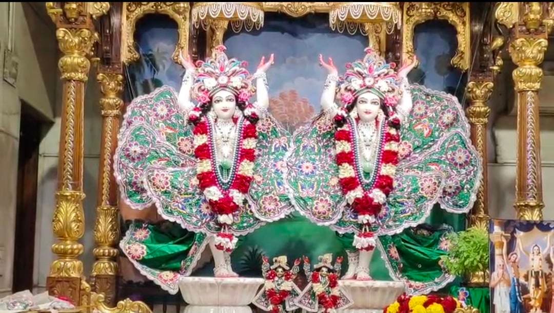 इस्कॉन मंदिर में तीन दिवसीय जन्माष्टमी कार्यक्रम शुरू, रात 12 बजे जन्म लेंगे कान्हा, फूलों से महकी उज्जैन नगरी, होगी आतिशबाजी
शाहपुरा (भीलवाड़ा)-राजेन्द्र खटीक।
उज्जैन/-महाकाल की पावन नगरी उज्जैन में भगवान कृष्ण के जन्मोत्सव का पावन पर्व आज से धूमधाम से शुरू हो गया है, जहाँ इस्कॉन मंदिर में तीन दिवसीय भव्य महाउत्सव का आगाज हो चुका है। इस्कॉन मंदिर के पीआरओ राघव पंडित दास ने बताया कि पहले ही दिन से शहर की फिजा पूरी तरह कृष्णमय हो गई है और जगह-जगह भक्ति का सैलाब उमड़ पड़ा है। आज शाम फ्रीगंज टावर चौक से विराट संकीर्तन यात्रा निकाली गई, जिसमें ढोल-मंजीरों की थाप पर भक्त झूमते नजर आए।
इस बार मंदिर परिसर को विदेशी और रंग-बिरंगे फूलों के साथ ही स्वादिष्ट फलों से बेहद मनमोहक तरीके से सजाया गया है, जिससे पूरा परिसर अलौकिक महक से महक उठा है। कल यानी मुख्य पर्व के दिन भोर की मंगला आरती से लेकर कार्यक्रमों का दौर शुरू होगा, जहाँ श्रद्धालुओं को खुद अपने हाथों से कान्हा का अभिषेक करने का दुर्लभ सौभाग्य मिलेगा।
कल रात ठीक बारह बजे जैसे ही भगवान का प्राकट्य होगा, आसमान अत्याधुनिक आतिशबाजी और दिलकश पायरो लाइटिंग से जगमगा उठेगा। इसके बाद अंतिम दिन नंदोत्सव और इस्कॉन संस्थापक की जयंती पर साधु-संतों का सम्मान होगा और विशाल महाप्रसाद का महाभंडारा खुलेगा, जिसमें हजारों भक्त प्रसादी ग्रहण करेंगे।