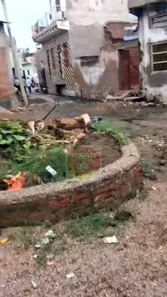 नगर पालिका चुनावों के बीच आई श्री कृष्ण जन्माष्टमी पर वार्ड के लोगों की मौज,मिठाई बांटने का वीडियो सोशल मीडिया पर हो रहा है वायरल, नगर पालिका उच्चेन का बताया जा रहा है वीडियो