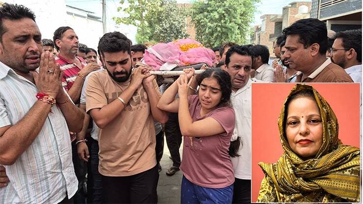 मेडिकल रिसर्च के लिए NC कॉलेज को सौंपा पार्थिव शरीर:सिरसा में महिला का नि-धन; बेटी-बेटे ने मिलकर दिया कंधा..
सिरसा शहर के कल्याण नगर ब्लॉक की परमार्थ कॉलोनी में रहने वाली 51 वर्षीय सीमा इन्सां (पत्नी डॉ. राजकुमार इन्सां) का निधन हो गया। बीमारी के बावजूद वे मानवता की सेवा में हमेशा आगे रहीं। उनके निधन के बाद भी परिवार ने समाजसेवा की मिसाल पेश की और उनके पार्थिव शरीर को मेडिकल रिसर्च के लिए दान कर दिया। डेरा सच्चा सौदा की सेवा मुहिम के तहत सीमा इन्सां का पार्थिव शरीर एनसी मेडिकल कॉलेज एंड हॉस्पिटल, इसराना (पानीपत) को सौंपा गया। परिवार ने डॉ. गुरमीत राम रहीम सिंह जी इन्सां की शिक्षाओं से प्रेरणा लेकर यह देहदान का निर्णय लिया।
कई ब्लॉकों की साध-संगत रही मौजूद
सीमा इन्सां की अंतिम विदाई में सच्चे नम्र सेवादार, कल्याण नगर, सिरसा, शाह सतनाम जी नगर, शाह सतनाम जी पुरा समेत कई ब्लॉकों की साध-संगत, सेवादार और उनके रिश्तेदार पहुंचे। इससे पहले उनके आवास पर साध-संगत ने प्रार्थना की। इसके बाद फूलों से सजी एंबुलेंस में पार्थिव शरीर रखकर शाह मस्ताना -शाह सतनाम धाम तक अंतिम यात्रा निकाली गई।
इस दौरान सेवादारों और साध-संगत ने ‘जब तक सूरज चांद रहेगा, शरीरदानी सीमा इन्सां तेरा नाम रहेगा’ और ‘शरीरदानी सीमा इन्सां अमर रहे’ के नारे लगाए। डेरा के मुख्य गेट से ‘धन-धन सतगुरु तेरा ही आसरा’ का नारा लगाकर एंबुलेंस को मेडिकल कॉलेज के लिए भेजा गया।
बेटी समेत परिजनों ने अर्थी को दिया कंधा
डेरा सच्चा सौदा की ‘बेटा-बेटी एक समान’ मुहिम को बढ़ावा देते हुए सीमा इन्सां की बेटी पलक इन्सां, बेटे अनमोल इन्सां और अन्य परिजनों ने अर्थी को कंधा दिया। परिवार के इस कदम ने बेटियों की समान भागीदारी का संदेश दिया।
सच्चे नम्र सेवादार राकेश बजाज इन्सां और कल्याण नगर ब्लॉक के ब्लॉक प्रेमी सेवक मा. सतीश इन्सां ने बताया कि सीमा इन्सां और उनका परिवार हमेशा मानवता के भलाई कार्यों में आगे रहा है। बीमारी के दौरान भी सीमा इन्सां सेवा कार्यों से जुड़ी रहीं। उन्होंने कहा कि दुख की इस घड़ी में भी परिवार ने देहदान का निर्णय लेकर समाज के सामने एक अच्छा उदाहरण पेश किया है।
<nis:link nis:type=tag nis:id=derasachasauda nis:value=derasachasauda nis:enabled=true nis:link/> <nis:link nis:type=tag nis:id=bodydonate nis:value=bodydonate nis:enabled=true nis:link/> <nis:link nis:type=tag nis:id=humnitywork nis:value=humnitywork nis:enabled=true nis:link/> <nis:link nis:type=tag nis:id=shahsatnamjiforce nis:value=shahsatnamjiforce nis:enabled=true nis:link/> <nis:link nis:type=tag nis:id=takkartoday nis:value=takkartoday nis:enabled=true nis:link/>
