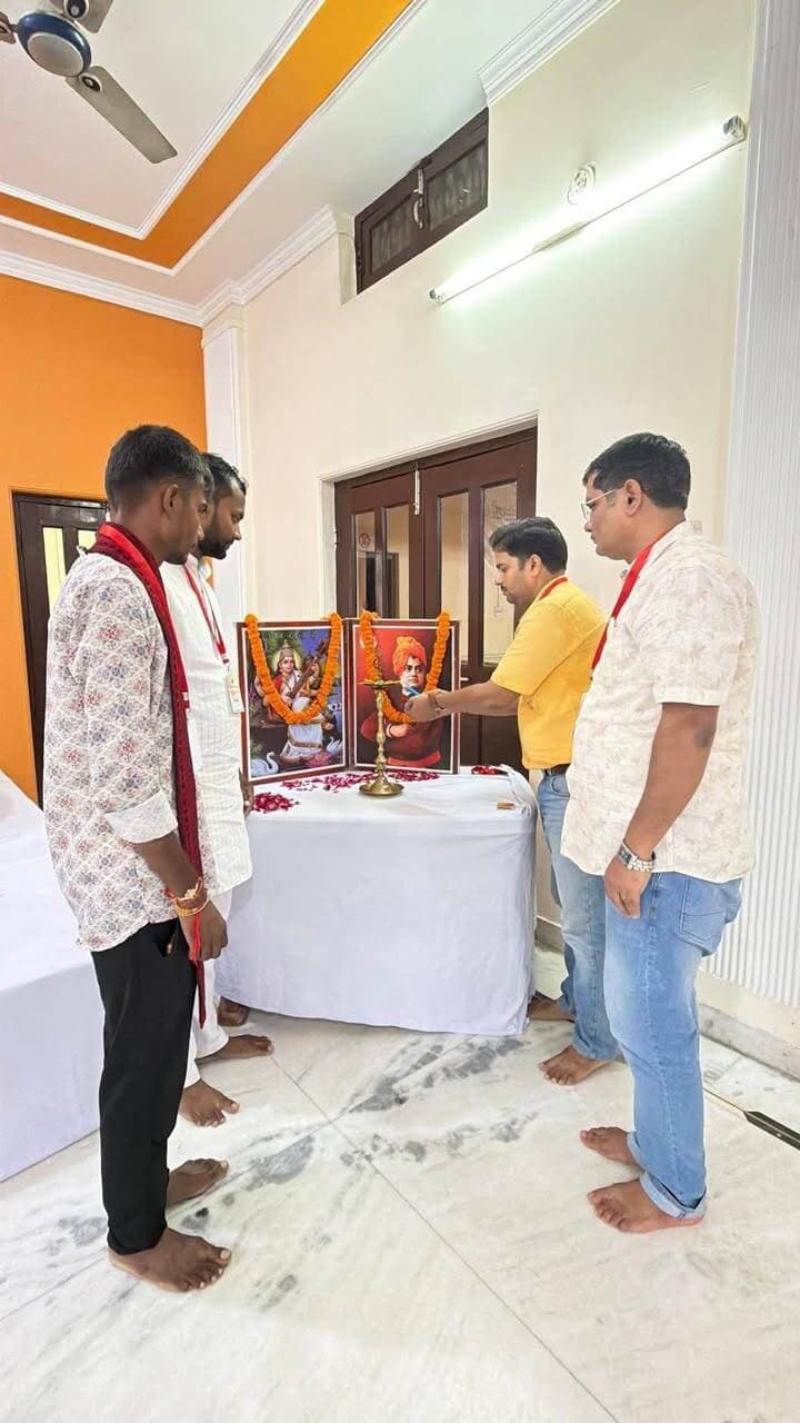 मऊ में ABVP का एकदिवसीय अभ्यास वर्ग संपन्न, राष्ट्र पुनर्निर्माण के लिए कार्यकर्ताओं को किया प्रेरित
मऊ। राजस्थान भवन में अखिल भारतीय विद्यार्थी परिषद यानी ABVP मऊ जिले का एकदिवसीय अभ्यास वर्ग आयोजित किया गया। कार्यक्रम का शुभारंभ मां सरस्वती और स्वामी विवेकानंद के चित्र पर पुष्पांजलि अर्पित कर दीप प्रज्वलित करके किया गया।
अभ्यास वर्ग में संगठन की सैद्धांतिक भूमिका, कार्यपद्धति, परिसर कार्य, सदस्यता और इकाई पुनर्गठन सहित विभिन्न विषयों पर कार्यकर्ताओं को प्रशिक्षण दिया गया।
राष्ट्रीय कार्यकारिणी परिषद के सदस्य ज्ञानेंद्र सिंह ने कार्यकर्ताओं से छात्रहित और समाजहित में लगातार सक्रिय रहने का आह्वान किया। वहीं प्रांत मंत्री शशिकांत मंगलम ने कहा कि ABVP भारतीय संस्कृति और परंपराओं को बढ़ावा देने के साथ युवाओं में अनुशासन, ईमानदारी और सेवा भाव विकसित करता है।
जिला संगठन मंत्री ज्ञान प्रकाश सिंह ने कहा कि ABVP छात्र संगठन के साथ सामाजिक-सांस्कृतिक संगठन भी है और छात्र शक्ति को राष्ट्र शक्ति के रूप में विकसित करने का कार्य करता है। जिला संयोजक अविनाश गुप्ता ने कहा कि विद्यार्थी परिषद राष्ट्र पुनर्निर्माण की प्रयोगशाला है, जहां युवाओं में राष्ट्रीय चेतना और नेतृत्व क्षमता विकसित की जाती है।