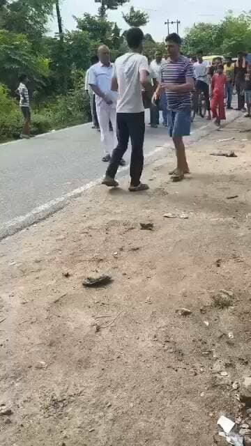 दिनदहाड़े मुखिया प्रतिनिधि पर फायरिंग, गोली हुई मिसफायर; हथियार लहराते फरार हुए बदमाश...