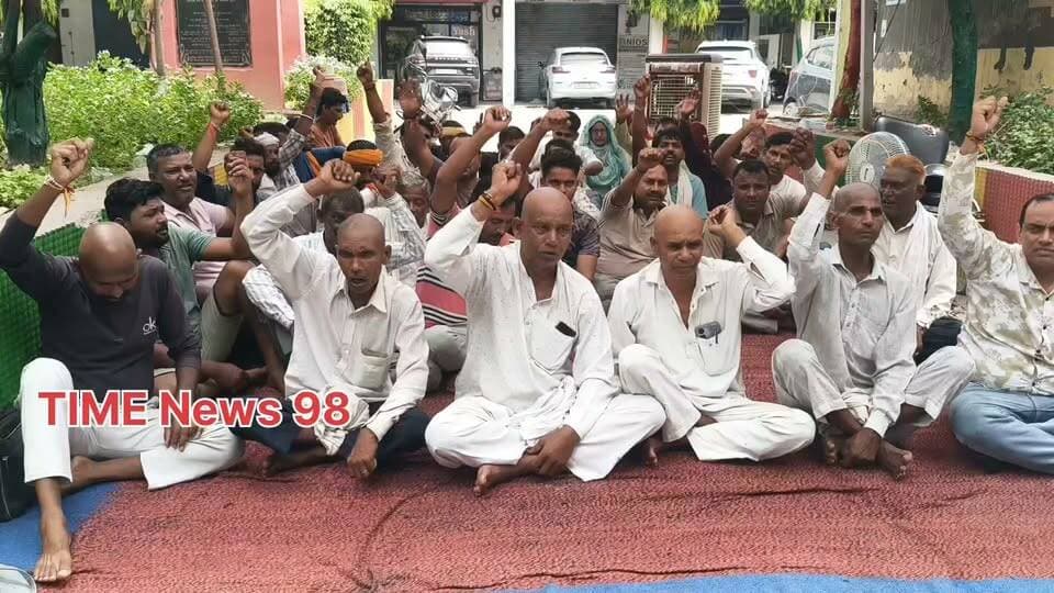 हड़ताल के दौरान सफाई कर्मचारियों ने मुंडन करवाकर किया रोष प्रदर्शन