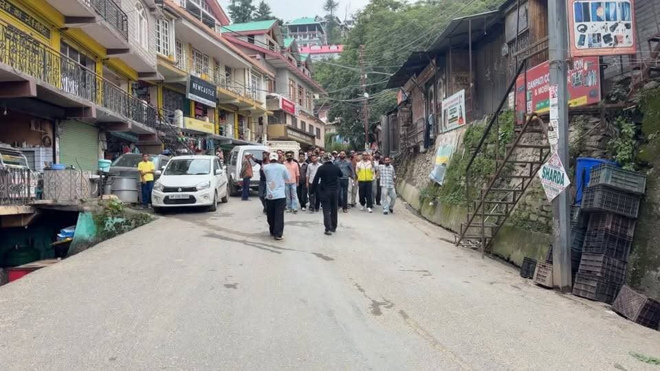 #शिमला:- चौपाल बाज़ार में युवाओं का उग्र प्रदर्शन,प्रदेश सरकार और विधायक चौपाल के विरोध में खूब की गई नारेबाज़ी…!