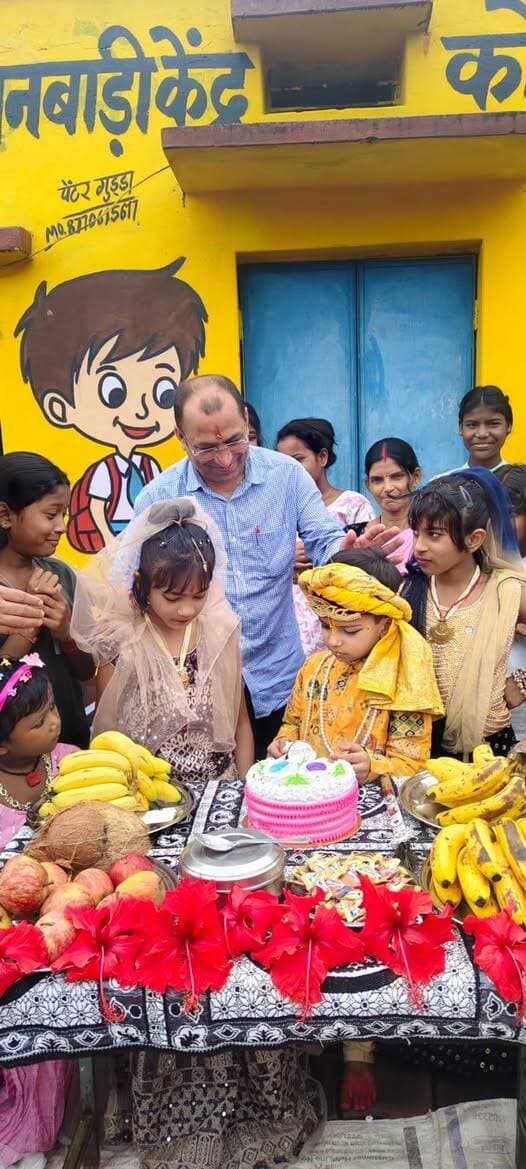 धूमधाम से आंगनवाड़ी केंद्रों में मनाया गया कृष्ण जन्मोत्सव
...
कलेक्टर श्री पार्थ जायसवाल के निर्देशन में जन्माष्टमी पर्व के अवसर पर जिले की आंगनबाड़ी केंद्रों में जन्माष्टमी का पर्व उत्सव पूर्वक मनाया गया।
इसी अनुक्रम में ग्राम कोटमा एवं ग्राम मेंकी के आंगनबाड़ी केदो में जिला कार्यक्रम अधिकारी श्री अखिलेश मिश्रा एवं परियोजना अधिकारी सोहागपुर आनंद अग्रवाल की उपस्थिति में जन्माष्टमी उत्सव का कार्यक्रम का आयोजन किया गया। आंगनबाड़ी केंद्र में बच्चे कृष्ण और राधा की भूमिका में उपस्थित हुए तथा बच्चों का
तिलक लगाकर सम्मान किया गया और कृष्ण जन्मोत्सव पर बच्चों द्वारा के काटा गया। इस अवसर पर सभी आंगनबाड़ी केदो में विशेष भोज का आयोजन किया गया तथा आंगनबाड़ी केदो में फल एवं मिठाई वितरित की गई। आंगनबाड़ी केदो में छोटे-छोटे बच्चों द्वारा सांस्कृतिक कार्यक्रम की प्रस्तुति भी दी गई तथा बच्चों में उत्साह का वातावरण रहा। जनसमुदाय टीवी कृष्ण जन्मोत्सव पर विशेष भागीदारी रही।
#shahdol #शहडोल