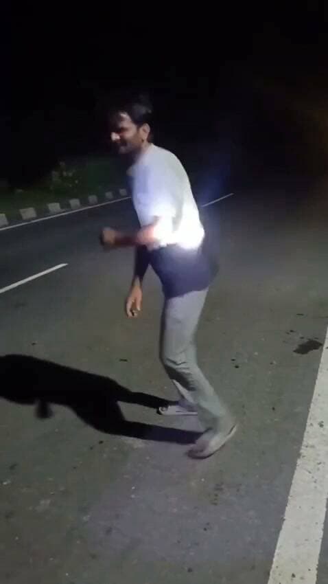 अमोला थाना क्षेत्र मे NH-27 फोरलेन पर डांस का वीडियो वायरल, हादसे का खतरा
शिवपुरी जिले के अमोला थाना क्षेत्र से गुजरने वाले NH-27 फोरलेन पर एक व्यक्ति के सड़क पर डांस करते हुए वीडियो बनाने का मामला सामने आया है। शुक्रवार दोपहर करीब 1 बजे वीडियो वायरल हुआ। व्यक्ति फॉलोअर्स और लोगों के मनोरंजन के लिए सड़क पर डांस करता नजर आ रहा है। इस दौरान पीछे से आने वाला कोई वाहन अनियंत्रित होकर टकरा जाता तो बड़ा हादसा हो सकता था। सोशल मीडिया कंटेंट बनाने के चक्कर में इस तरह जान जोखिम में डालना गंभीर लापरवाही है।