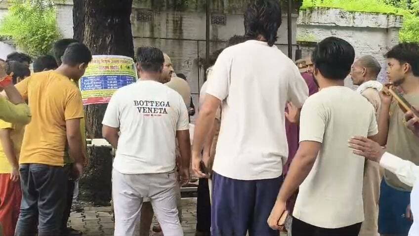 पीछे से आई तेज रफ्तार लोडर ने बाइक को मारी टक्कर, 19 वर्षीय युवक की मौके पर दर्दनाक मौत
चचेरा भाई गंभीर घायल, मेडिकल कॉलेज रेफर; हादसे के बाद स्थानीय लोगों ने लोडर में सवार दो लोगों को पकड़कर पुलिस के हवाले किया
हथगांव थाना क्षेत्र के पूरे अधारी के पास हुआ हादसा, पुलिस दुर्घटना के कारणों की जांच में जुटी
✒️ रिपोर्ट : सहयोगी मुन्ना यादव के साथ नाजिया परवीन
फतेहपुर। जनपद के हथगांव थाना क्षेत्र में गुरुवार को एक दर्दनाक सड़क हादसे में 19 वर्षीय युवक की मौके पर ही मौत हो गई, जबकि उसका चचेरा भाई गंभीर रूप से घायल हो गया। हादसे के बाद घटनास्थल पर अफरा-तफरी मच गई। सूचना मिलते ही पुलिस मौके पर पहुंची, शव को कब्जे में लेकर पोस्टमार्टम के लिए भेजा और घायल को उपचार के लिए अस्पताल पहुंचाया गया।
प्राप्त जानकारी के अनुसार, थाना सुल्तानपुर घोष क्षेत्र के सराय ऐरायां निवासी मोहम्मद आबिद (19 वर्ष) पुत्र लियाकत अली एवं उनके चचेरे भाई मोहम्मद फहद (20 वर्ष) पुत्र मोहम्मद वाहिद बाइक से जा रहे थे। जैसे ही वे हथगांव थाना क्षेत्र के पूरे अधारी के समीप पहुंचे, पीछे से आ रही एक तेज रफ्तार लोडर ने उनकी बाइक में जोरदार टक्कर मार दी।
प्रत्यक्षदर्शियों के अनुसार, टक्कर इतनी जबरदस्त थी कि मोहम्मद आबिद की मौके पर ही मौत हो गई, जबकि मोहम्मद फहद गंभीर रूप से घायल हो गए। उन्हें प्राथमिक उपचार के बाद फतेहपुर मेडिकल कॉलेज रेफर किया गया, जहां उनका इलाज जारी है।
घटना के बाद स्थानीय लोगों ने तत्परता दिखाते हुए लोडर में सवार दो मजदूरों को पकड़ लिया और पुलिस के हवाले कर दिया। प्रारंभिक पूछताछ में जानकारी मिली कि संबंधित लोडर कौशांबी जनपद के दौलतपुर क्षेत्र की बताई जा रही है। पुलिस ने लोडर और क्षतिग्रस्त बाइक को कब्जे में लेकर जांच शुरू कर दी है।
समाचार लिखे जाने तक दुर्घटना के वास्तविक कारणों की जांच जारी थी। पुलिस का कहना है कि सभी तथ्यों और साक्ष्यों के आधार पर आगे की वैधानिक कार्रवाई की जाएगी।
🟥 ND NEWS | दैनिक निष्पक्ष धारा की अपील
सड़क पर तेज रफ्तार और लापरवाही किसी भी परिवार की खुशियां पलभर में छीन सकती हैं। सभी वाहन चालक निर्धारित गति सीमा का पालन करें और सुरक्षित दूरी बनाए रखें। प्रशासन से भी अनुरोध है कि दुर्घटना संभावित स्थानों पर प्रभावी यातायात नियंत्रण और नियमित जांच अभियान चलाए जाएं।
जनहित सुझाव
वाहन हमेशा निर्धारित गति सीमा में चलाएं।
ओवरस्पीडिंग और लापरवाही से वाहन चलाने से बचें।
दोपहिया वाहन चालक हेलमेट का अनिवार्य रूप से प्रयोग करें।
दुर्घटना होने पर घायलों को तुरंत चिकित्सा सहायता उपलब्ध कराएं और पुलिस को सूचना दें।
दुर्घटना संभावित मार्गों पर प्रशासन चेतावनी संकेतक एवं नियमित यातायात निगरानी सुनिश्चित करे।
👇👇👇
#NDNEWS #दैनिकनिष्पक्षधारा #Fatehpur #Hathgaon #RoadAccident #SultanpurGhosh #UPPolice #RoadSafety #BreakingNews #Kaushambi #TrafficSafety
👇👇
@dgpup
@RSSorg
@UPGovt
@wpl1090
@RSSgeet
@Uppolice
@MIB_India
@PMOIndia
@HMOIndia
@abmanglik
@VHPDigital
@igrangealld
@myogioffice
@InfoDeptUP
@dmfatehpur
@sdmsadarftp
@CMOfficeUP
@CMOUP_RC
@UPPRD1948
@ChiefSecyUP
@ChiefSecyUP
@MahantYogiG
@FatehpurSdm
@fatehpurpolice
@BajrangDalOrg
@rashtrapatibhvn
@UPMahilaKalyan
@112UttarPradesh
@myogiadityanath
@CommissionerPrg
@ADGZonPrayagraj
👇👇
🟥 ND NEWS | दैनिक निष्पक्ष धारा
मुख्य संपादक / संस्थापक: राजन सिंह हाड़ा
सह-संपादक: शालिनी सिंह भदौरिया
✒️ रिपोर्ट : सहयोगी मुन्ना यादव के साथ नाजिया परवीन
📍 कार्यालय-3: U158, हीरा स्वीट्स के पास, विकास मार्ग, लक्ष्मी नगर, पूर्वी दिल्ली – 110092 (NCR)
📍 कार्यालय-2: विधानसभा रोड, बर्लिंगटन चौराहा, लखनऊ – 226001 (UP)
📍 कार्यालय-1: 1/1 अटल बिहारी चौराहा, नियर बर्मा चौराहा, फतेहपुर – 212601 (UP)
📅 दिनांक: 4 सितंबर 2026
📆 दिन: शुक्रवार
📧 Email: ndnewschannel@gmail.com
📞 मोबाइल: 096961 19696