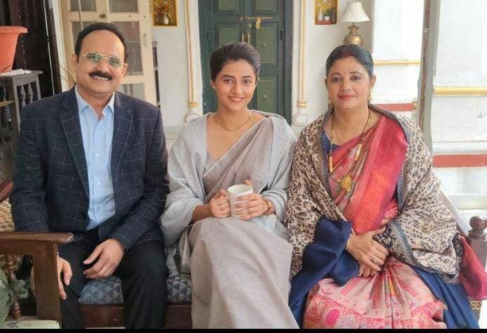 ठुकरा के मेरा प्यार सीजन-2 में हरदोई की चेतना शुक्ला का गेस्ट अपीयरेंस
हरदोई के लिए मनोरंजन जगत से एक अच्छी खबर सामने आई है। हरदोई की चेतना शुक्ला चर्चित वेब सीरीज ‘ठुकरा के मेरा प्यार सीजन-2’ में खास गेस्ट अपीयरेंस करती नजर आएंगी।
जियो हॉटस्टार पर स्ट्रीम हो रही इस सीरीज में चेतना शुक्ला का एक खास किरदार है। वह सीरीज की लीड एक्ट्रेस के लिए अपने लड़के का रिश्ता लेकर पहुंचती हैं। उनके किरदार का यह अंदाज कहानी में एक अलग रंग जोड़ता है।
‘ठुकरा के मेरा प्यार’ का दूसरा सीजन दर्शकों के बीच काफी पसंद किया जा रहा है। सीरीज में संचिता बसु और धवल ठाकुर मुख्य भूमिकाओं में नजर आ रहे हैं।
इसी सीरीज में हरदोई की चेतना शुक्ला का गेस्ट अपीयरेंस भी देखने को मिल रहा है। उनका किरदार लीड एक्ट्रेस के लिए रिश्ता लेकर पहुंचता है, जिसके बाद कहानी में रिश्तों से जुड़ा एक दिलचस्प मोड़ सामने आता है।
चेतना शुक्ला की इस खास एंट्री को लेकर हरदोई के लोगों में भी उत्सुकता है। जिले से निकलकर किसी बड़े ओटीटी प्रोजेक्ट का हिस्सा बनना निश्चित तौर पर स्थानीय स्तर पर चर्चा का विषय है।
तो ‘ठुकरा के मेरा प्यार सीजन-2’ में हरदोई की चेतना शुक्ला का खास गेस्ट अपीयरेंस देखने को मिल रहा है। लीड एक्ट्रेस के लिए रिश्ता लेकर पहुंचने वाला उनका किरदार सीरीज में एक खास मोड़ लेकर आता है।