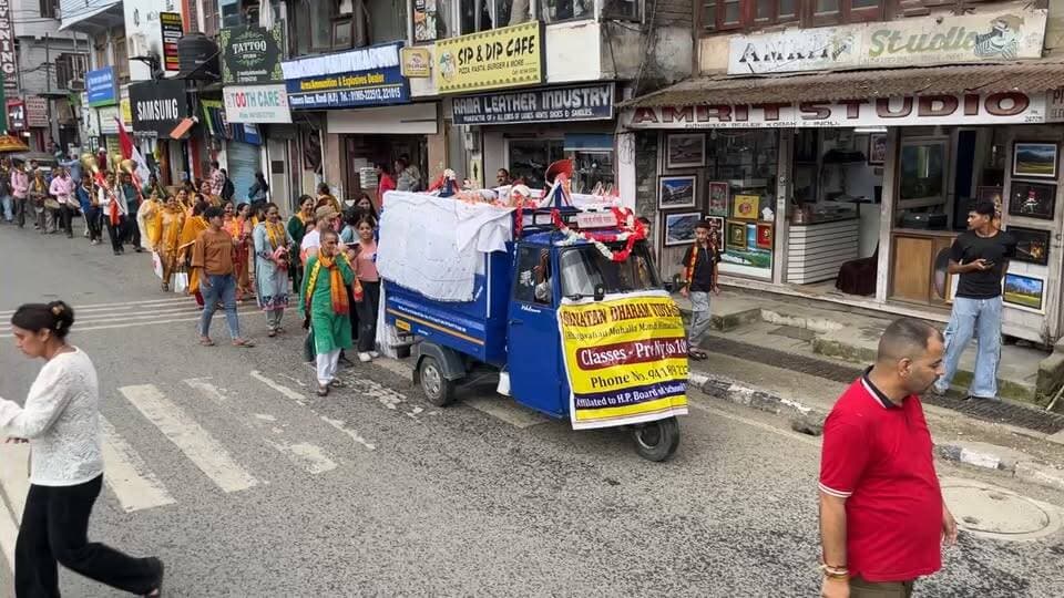 मण्डी लाइव - सनातन धर्म सभा के द्वारा जन्माष्टमी पर्व पर निकाली जा रही शोभा यात्रा.. #mandinews