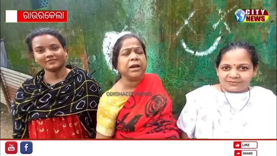 *ବିଦ୍ୟୁତ ସେବା ପାଇ ସରକାରଙ୍କୁ ଧନ୍ୟବାଦ ଜଣାଇଲେ ରେଲୱେ ସୁଇପର କଲୋନୀର ବାସିନ୍ଦା*
ରାଉରକେଲା ୪/୯, ସ୍ମାର୍ଟ ସିଟି ଅଞ୍ଚଳର ରେଲୱେ କଲୋନୀର ସୁଇପର ବସ୍ତିରେ ରହୁଥିବା ଶହ ଶହ ପରିବାରଙ୍କ ପାଇଁ ଶେଷରେ ଏକ ଆଶାର କିରଣ ଦେଖାଦେଇଛି।
ପ୍ରାୟ ଚାରି ଦଶନ୍ଧି ଧରି ଯେଉଁମାନେ ବିଦ୍ୟୁତ୍ ସେବାରୁ ବଞ୍ଚିତ ଥିଲେ, ଯେଉଁମାନେ ଗ୍ରୀଷ୍ମ ଋତୁରେ ଗଛ ତଳେ ସମୟ ବିତାଇବାକୁ ବାଧ୍ୟ ହେଉଥିଲେ ଏବଂ ରାତିରେ ଘର ବାହାରେ ଶୋଇବାକୁ ବାଧ୍ୟ ହେଉଥିଲେ ସେମାନଙ୍କ ପାଇଁ ଆଜି ବିଦ୍ୟୁତ ସେବା ଯୋଗାଇ ଦିଆଯାଇଛି। ସୁଇପର କଲୋନୀ ଅଞ୍ଚଳରେ ବିଦ୍ୟୁତ୍ ନଥିବାରୁ ବୃଦ୍ଧ ଏବଂ ପିଲାମାନେ ପ୍ରାୟତଃ ଅସୁସ୍ଥ ହେଉଥିଲେ। ଅନ୍ଧାର ଯୋଗୁଁ ଚୋରି, ଛିନତାଇ ଏବଂ ମହିଳାଙ୍କ ପ୍ରତି ଦୁଷ୍କର୍ମ ବିପଦ ମଧ୍ୟ ସୃଷ୍ଟି ହେଉଥିଲା ବେଳେ, ପିଲାମାନଙ୍କ ଶିକ୍ଷା ମଧ୍ୟ ପ୍ରଭାବିତ ହେଉଥିଲା।
ଏହି ବସ୍ତିର ବାସିନ୍ଦାମାନେ କହିଥିଲେ ଯେ ସେମାନେ ସ୍ଥାନୀୟ ପ୍ରତିନିଧି ଏବଂ ରାଉରକେଲା ବିଧାୟକ ସାରଦା ପ୍ରସାଦ ନାୟକଙ୍କୁ ବାରମ୍ବାର ଗୁହାରି କରି କେବଳ ମିଥ୍ୟା ପ୍ରତିଶ୍ରୁତି ପାଇଛନ୍ତି। କୌଣସି ଠୋସ୍ ସମାଧାନ ହୋଇପାରି ନଥିଲା। ୨୦୨୪ ନିର୍ବାଚନ ସମୟରେ ବିଦ୍ୟୁତ୍ ଯୋଗାଇବା ପାଇଁ ରାଜନୈତିକ ଦଳମାନଙ୍କ ପକ୍ଷରୁ ପ୍ରତିଶ୍ରୁତି ଦିଆଯାଇଥିଲା। କିନ୍ତୁ ବର୍ଷ ବର୍ଷ ଧରି ଏହି ସମସ୍ୟାର ସମାଧାନ ହୋଇପାରି ନ ଥିଲା।
ପରବର୍ତ୍ତୀ ସମୟରେ, ବସ୍ତିର ବାସିନ୍ଦାମାନେ ସମାଜସେବୀ ଏବଂ ସୂଚନା ଅଧିକାର କର୍ମୀ ନବୀନ ଗୁପ୍ତାଙ୍କ ସହିତ ଯୋଗାଯୋଗ କରିଥିଲେ। ସମସ୍ୟା ଜାଣିବା ପରେ ସେ ତୁରନ୍ତ ଶକ୍ତି ମନ୍ତ୍ରଣାଳୟ ନିକଟରେ ଅଭିଯୋଗ କରିଥିଲେ। ମାମଲା ଆଗକୁ ବଢ଼ିଥିଲା ଯାହା ଫଳରେ ଏହାକୁ ନେଇ ଟାଟା ପାୱାର ଅଧିକାରୀଙ୍କ ସହିତ ସମ୍ପର୍କ ଏବଂ ବୈଠକ ହୋଇଥିଲା। ଏହି ବୈଠକ ପରେ, ରେଲୱେ କଲୋନୀର ସୁଇପର ବସ୍ତିକୁ ବିଦ୍ୟୁତ୍ ଯୋଗାଣ ପାଇଁ ବିଭାଗୀୟ ଆକଳନ ପ୍ରସ୍ତୁତ କରାଯାଇଥିଲା।
ରେଲୱେ କଲୋନୀର ସୁଇପର ବସ୍ତିରେ ବିଦ୍ୟୁତୀକରଣ ସମ୍ପର୍କରେ ରାଜ୍ୟସଭା ସାଂସଦ ଦିଲୀପ ରାୟଙ୍କ ସହ ମଧ୍ୟ ଯୋଗାଯୋଗ କରାଯାଇଥିଲା। ସେ ସ୍ୱିପର ବସ୍ତିରେ ବିଦ୍ୟୁତକରଣ ପ୍ରକ୍ରିୟାକୁ ତ୍ୱରାନ୍ୱିତ କରିବା ପାଇଁ ଏକ ସଂକଳ୍ପ ଆରମ୍ଭ କରାଯାଇଥିଲା। ଏହାକୁ ସଫଳତାର ସହିତ କାର୍ଯ୍ୟକାରୀ କରିବା ପାଇଁ ଶ୍ରୀ ରାୟ ବ୍ୟକ୍ତିଗତ ଭାବରେ ଅଧିକାରୀମାନଙ୍କ ସହିତ ଯୋଗାଯୋଗ କରିଥିଲେ। ରେଲୱେ କଲୋନୀ ସୁଇପର କଲୋନୀର ବାସିନ୍ଦାଙ୍କ ଅନୁଯାୟୀ, ରାଜ୍ୟସଭା ସଦସ୍ୟ ଦିଲୀପ ରାୟ, ଟାଟା ପାୱାର ଏସଡିଓ ରଜତ ମହାନ୍ତି, ସମାଜସେବୀ ଏବଂ ସୂଚନା ଅଧିକାର କର୍ମୀ ନବୀନ ଗୁପ୍ତା, ବିଦ୍ୟୁତୀକରଣର ସମଗ୍ର ପ୍ରକ୍ରିୟାରେ ଗୁରୁତ୍ୱପୂର୍ଣ୍ଣ ଭୂମିକା ଗ୍ରହଣ କରିଥିଲେ। ସୁଇପର ବସ୍ତିର ବାସିନ୍ଦାମାନେ ଅଞ୍ଚଳରେ ଦୀର୍ଘ ଦିନ ଧରି ଲାଗି ରହିଥିବା ବିଦ୍ୟୁତ୍ ସମସ୍ୟାର ସମାଧାନ ପାଇଁ ଓଡ଼ିଶା ସରକାରଙ୍କୁ ଧନ୍ୟବାଦ ଜଣାଇଛନ୍ତି।