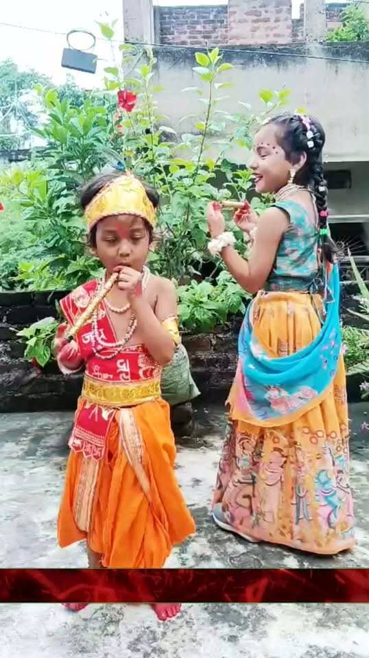 राधा-कृष्ण के रूप में सजे नन्हें-मुन्नों ने मन मोहा