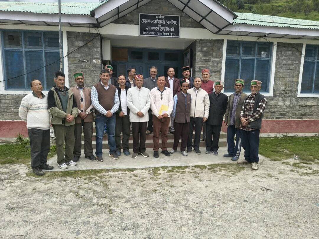 डोडरा-क्वार में पेंशनर्स की अहम बैठक, 15 दिन में होगा ब्लॉक का गठन
क्वार, 4 सितंबर। डोडरा-क्वार ब्लॉक जिला शिमला के पेंशनर्स की अहम बैठक शुक्रवार को क्वार में आयोजित की गई। बैठक की अध्यक्षता खंड चौहारा के अध्यक्ष दीपन ठाकुर ने की। इस दौरान डोडरा-क्वार क्षेत्र के पेंशनर्स की विभिन्न मांगों और संगठनात्मक विषयों को लेकर विचार-विमर्श किया गया।
बैठक में उपस्थित सदस्यों ने सर्वसम्मति से निर्णय लिया कि डोडरा-क्वार पेंशनर्स ब्लॉक का शीघ्र गठन किया जाएगा। इसके लिए सभी पेंशनर्स को व्हाट्सऐप के माध्यम से सूचना देकर अगले 15 दिनों के भीतर कार्यकारिणी का गठन करने का निर्णय लिया गया।
चुनाव की पूरी प्रक्रिया संपन्न करवाने के लिए प्रताप चौहान को संयोजक नियुक्त किया गया। बैठक में मौजूद पेंशनर्स ने संगठन को मजबूत करने और क्षेत्र के सभी पेंशनर्स को साथ जोड़ने पर भी जोर दिया।
बैठक में प्रताप चौहान, सुंदर चौहान, सर्ब सिंह नेगी, महावीर सिंह, शिवराज, कमल कांत, सुरजन सिंह, सबल सिंह, पंकज, महिंदर शर्मा, हरदयाल, कलीराम, दीपन ठाकुर और कली राम बास्तवन सहित अन्य सदस्य मौजूद रहे।
इसके अलावा हिमाचल प्रदेश पेंशनर्स संयुक्त संघर्ष समिति के अतिरिक्त महासचिव भूप राम वर्मा, उपाध्यक्ष बुद्धि राम जस्ता, मुख्य सलाहकार मोहन ठाकुर, मीडिया प्रभारी सैन राम नेगी और प्रेस सचिव लायक राम शर्मा भी विशेष रूप से बैठक में उपस्थित रहे।
