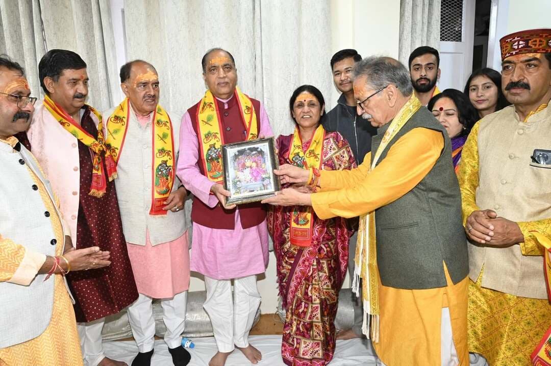 शिमला : गंज बाजार श्रीकृष्ण मंदिर पहुंचे नेता प्रतिपक्ष जयराम ठाकुर | Kangra Express
शिमला के गंज बाजार स्थित श्रीकृष्ण मंदिर में आज नेता प्रतिपक्ष जयराम ठाकुर पहुंचे। इस दौरान उन्होंने मंदिर में पूजा-अर्चना कर भगवान श्रीकृष्ण का आशीर्वाद लिया। मंदिर परिसर में श्रद्धालुओं और स्थानीय लोगों ने उनका स्वागत किया।