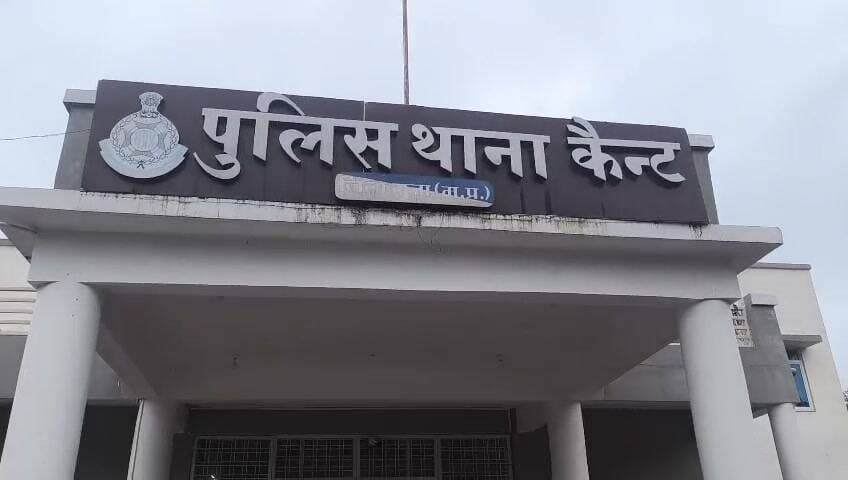 ऑनलाइन शॉपिंग प्लेटफॉर्म अमेजन से महंगे मोबाइल मंगाते, रिफंड भी लेते और मोबाइल भी रख लेते थे
कैंट थाना पुलिस ने ऑनलाइन ठगी के 'रिफंड खेल' का किया पर्दाफाश, मुख्य आरोपी सहित दो गिरफ्तार
फर्जी नाम, सिम एवं अमेजन अकाउंट बनाकर करते थे धोखाधड़ी, रिफंड प्रक्रिया का दुरुपयोग कर दोहरा लाभकमाने का खुलासा
एक ईव्ही कार कीमती 35 लाख एवं दो मोबाइल फोन कीमती 02 लाख सहित कुल लगभग 37 लाख रुपए मूल्य का मशरूका बरामद
धोखाधडी के इस खेल में आरोपियों द्वारा करोड़ों रुपए की संपत्ति अर्जित करने की संभावना, जांच जारी SP Guna MP Collector Office Guna #ऑनलाइन #vairal #vidieo#