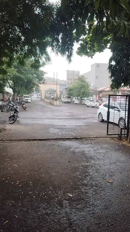 आला... आला पाऊस.. गेला गेला पाऊस... लपंडाव सुरू...