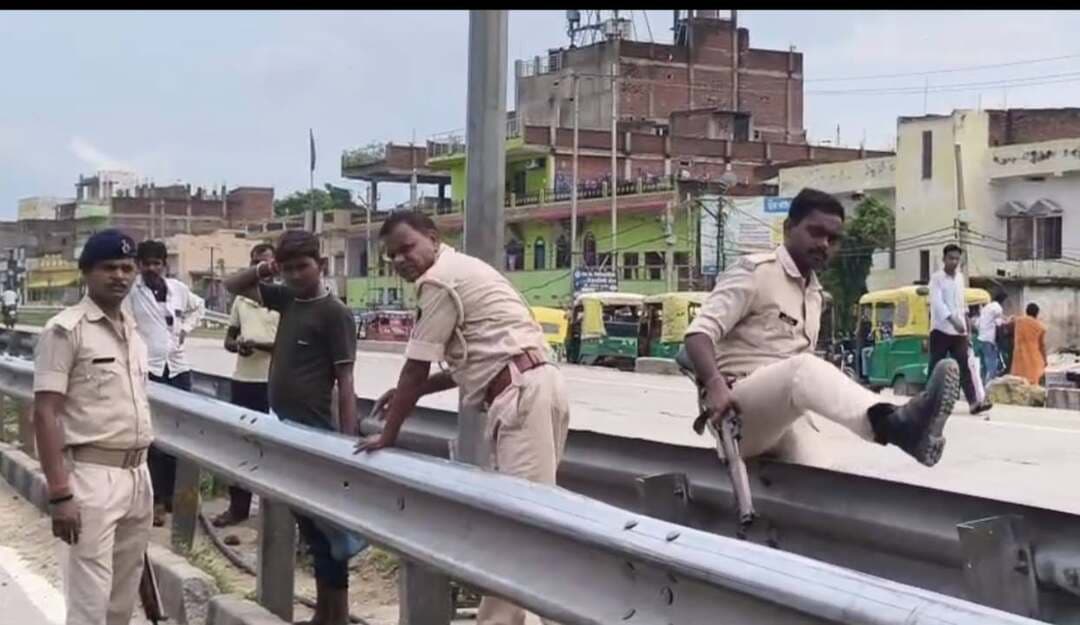 दिल्ली टू कोलकाता कुदरा में ट्रक और यात्री बस में भीषण टक्कर, बाल-बाल बचे यात्री
कुदरा/कैमूर। एनएच-19 पर भभुआ मोड़ के समीप ट्रक और यात्री बस के बीच भीषण टक्कर हो गई। हादसे के बाद मौके पर अफरा-तफरी मच गई, हालांकि किसी के घायल होने की सूचना नहीं है।
ट्रक चालक पंकज यादव (निवासी- अंबेडकर नगर) ने बताया कि आगे चल रहे कंटेनर के कारण यात्री बस चालक ने अचानक ब्रेक लगाया, जिससे पीछे से आ रहे ट्रक ने नियंत्रण खो दिया। हादसे के बाद यात्री बस मौके से फरार हो गई। सूचना पर कुदरा पुलिस मौके पर पहुंची।
स्थानीय लोगों ने बताया कि कुदरा में बस स्टैंड नहीं होने से बसें हाईवे पर ही खड़ी रहती हैं, जिससे हादसे की आशंका बनी रहती है। लोगों ने प्रशासन से व्यवस्थित बस स्टैंड की मांग की है।