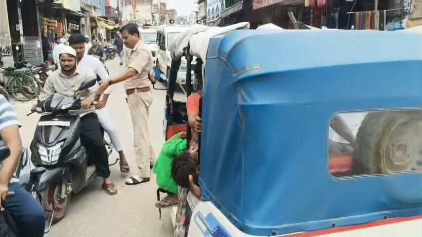 शहरी क्षेत्र के बगरू मोड़ के समीप अचानक मूर्छित हुआ युवक, नमाजियों और पुलिस की मदद से पहुंचाया गया अस्पताल #lohardaga