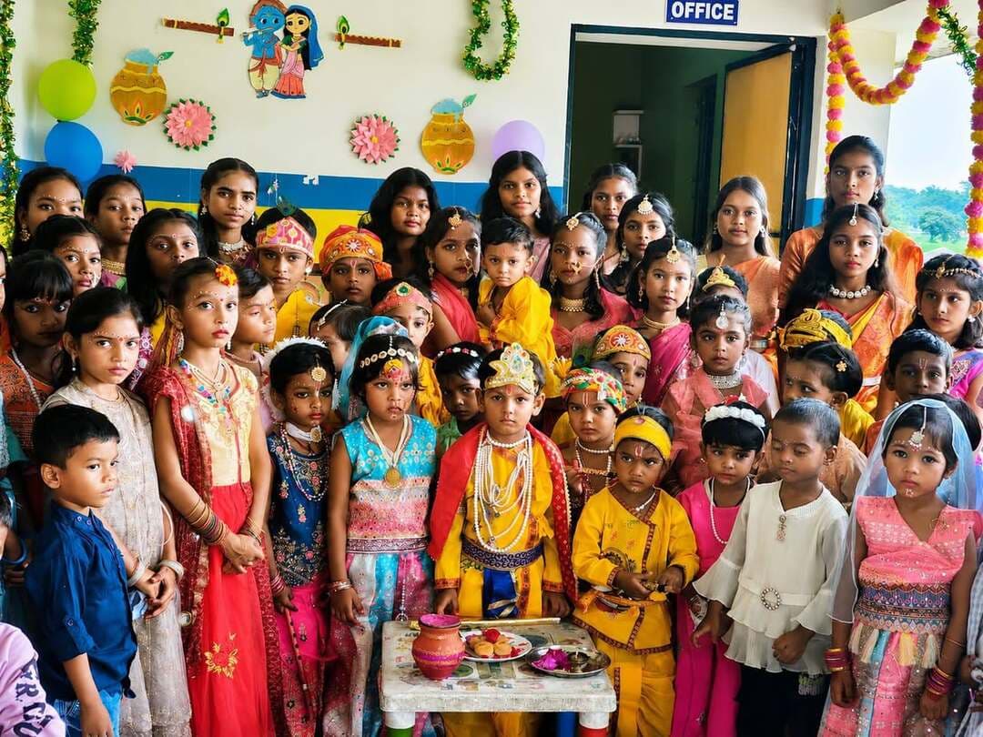 लोहरदगा: ब्लूमिंग बड्स पब्लिक स्कूल, पीछे रियाडा, एकागुड़ी, लोहरदगा में शुक्रवार को श्रीकृष्ण जन्माष्टमी का पर्व बड़े ही हर्षोल्लास और धूमधाम के साथ मनाया गया।#Lohardaga #Janmashtami #KrishnaJanmashtami