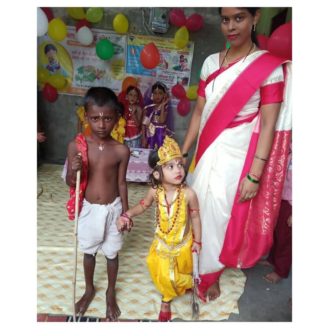 श्रीकृष्ण जन्माष्टमी के पावन अवसर पर आज सहरसा जिले के विभिन्न आंगनवाड़ी केंद्रों पर बच्चों के बीच कृष्ण जन्माष्टमी का पर्व हर्षोल्लास एवं उत्सवी माहौल में मनाया गया। 🌸🎉
नन्हे-मुन्ने बच्चों ने श्रीकृष्ण, राधा एवं अन्य पौराणिक पात्रों का मनमोहक रूप धारण कर सांस्कृतिक एवं रचनात्मक गतिविधियों में भाग लिया। बच्चों की मासूम मुस्कान, रंग-बिरंगी वेशभूषा और उत्साह ने पूरे वातावरण को भक्तिमय एवं आनंदमय बना दिया। 🦚✨
इस आयोजन के माध्यम से बच्चों को भारतीय संस्कृति, लोक परंपराओं एवं त्योहारों के महत्व से परिचित कराने के साथ-साथ उनकी रचनात्मकता और सहभागिता को प्रोत्साहित किया गया।
💙 नन्हे कान्हा की मुस्कान, राधा की प्यारी अदा—आंगनवाड़ी केंद्रों पर जन्माष्टमी बनी खुशियों की सौगात। 🌼
