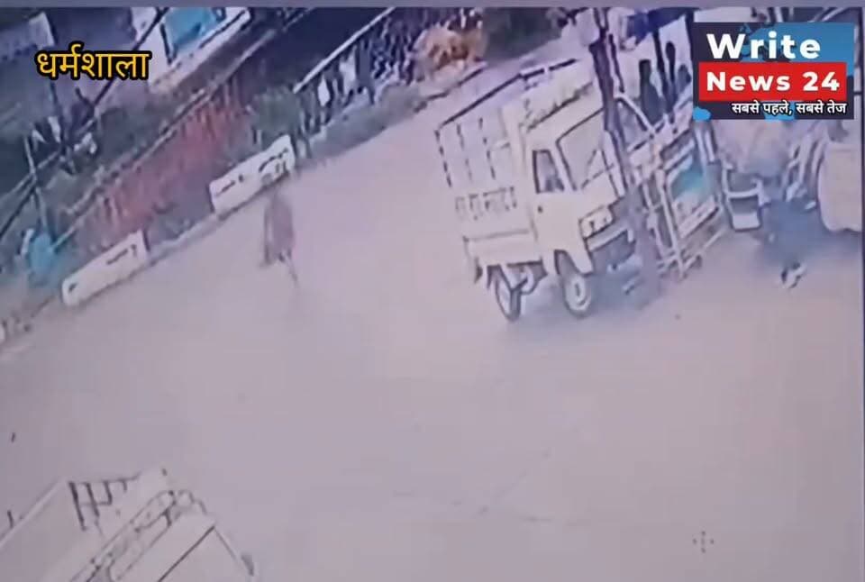 धर्मशाला पालमपुर सड़क मार्ग पर चरान पर सड़क हादसा, सड़क पार करती महिला और बाइक की टक्कर, महिला सहित बाइक सवार घायल ।
घटना के बाद मौके पर लोगों की भीड़ जुट गई, घायलों को उपचार के लिए अस्पताल पहुंचाया गया ।
#dharmshala #accident #bike #hppolice
