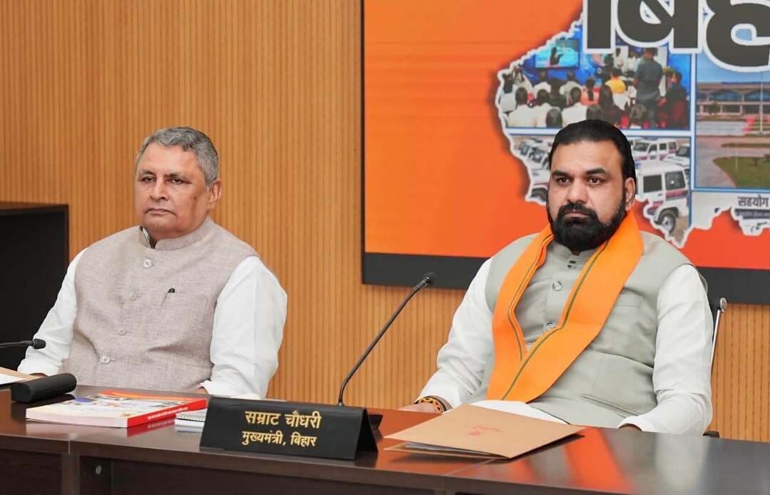 बिहार में विभिन्न नदियों के बढ़ते जलस्तर एवं संभावित बाढ़ की स्थिति को लेकर आज दिनांक 04.09.2026 को माननीय मुख्यमंत्री, बिहार श्री सम्राट चौधरी ने पटना स्थित लोकसेवक आवास के संकल्प सभागार में आपदा प्रबंधन विभाग के साथ उच्चस्तरीय समीक्षा बैठक की। वीडियो कॉन्फ्रेंसिंग के माध्यम से राज्य के सभी जिलों के जिला पदाधिकारी बैठक में शामिल हुए।
जिला पदाधिकारी, रोहतास श्री दीपक कुमार मिश्रा ने जिला स्तरीय अधिकारियों की टीम के साथ समाहरणालय स्थित वीडियो कॉन्फ्रेंसिंग कक्ष से बैठक में भाग लिया। मुख्यमंत्री ने संभावित बाढ़ प्रभावित क्षेत्रों में आमजनों के लिए भोजन, पेयजल, चिकित्सा सुविधा सहित आवश्यक मूलभूत व्यवस्थाओं की उपलब्धता, पशुओं के लिए चारा एवं राहत-बचाव कार्य की तैयारियों की समीक्षा की। माननीय मुख्यमंत्री जी ने अधिकारियों को पूरी तरह मुस्तैद रहने, राहत एवं बचाव कार्यों को तेज करने तथा प्रभावित लोगों तक समय पर आवश्यक सुविधाएं पहुंचाने के निर्देश दिए। उन्होंने जान-माल की सुरक्षा सुनिश्चित करने और प्रभावित क्षेत्रों में लोगों को हरसंभव सहायता तत्काल उपलब्ध कराने पर विशेष जोर दिया।
बैठक के उपरांत जिला पदाधिकारी, रोहतास ने जिले के संभावित बाढ़ प्रभावित क्षेत्रों की स्थिति को लेकर अधिकारियों को विशेष सतर्कता बरतने तथा सभी आवश्यक एहतियाती कदम उठाने के निर्देश दिए। उन्होंने संबंधित विभागों को आपसी समन्वय के साथ कार्य करने, संवेदनशील क्षेत्रों में लगातार निगरानी रखने तथा किसी भी आपात स्थिति में त्वरित कार्रवाई सुनिश्चित करने को कहा।
जिला प्रशासन ने आमजनों से अपील की है कि नदी, सोन टीला एवं नदी किनारे वाले क्षेत्रों में नहीं जाएं, प्रशासन द्वारा जारी दिशा-निर्देशों का पालन करें तथा किसी भी आपात स्थिति की सूचना तत्काल अधिकारियों को दें।
#IPRD
#DistrictAdministration
#BiharGovernment
#PublicService
Information & Public Relations Department, Government of Bihar
Samrat Choudhary
