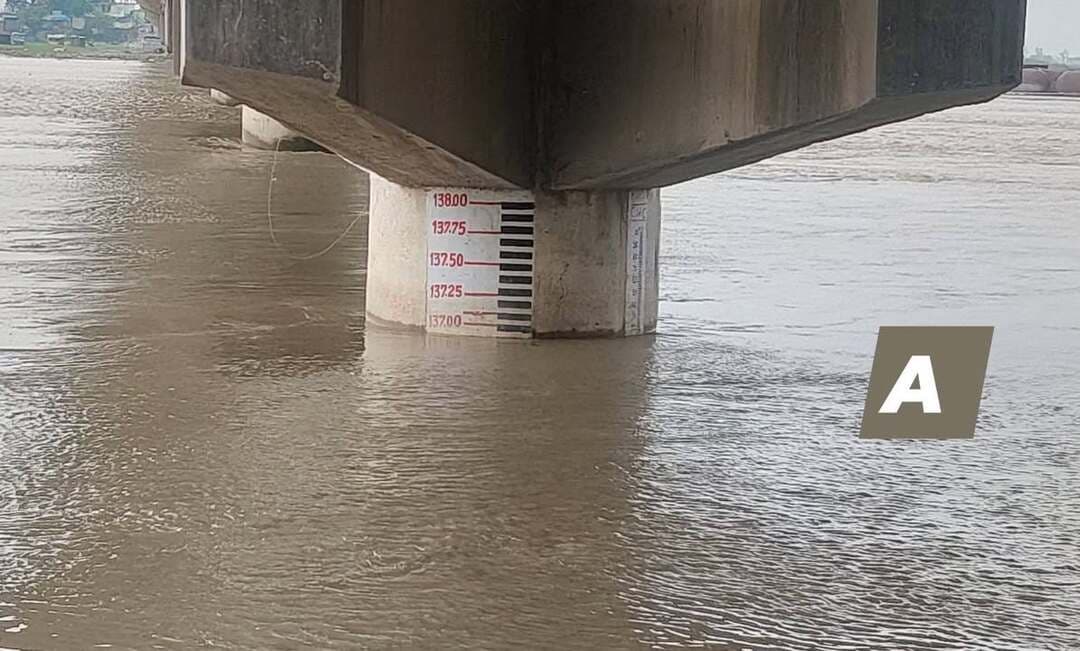 नरौरा बांध गंगा 83825 क्यूसेक पानी छोड़ा गया, गंगा का जलस्तर 136.90 मीटर रिकॉर्ड
फर्रुखाबाद में शुक्रवार यानी 4 सितंबर को गंगा नदी का जलस्तर खतरे के निशान से 20 सेंटीमीटर दूर है। नरौरा बांध से 83835 क्यूसेक पानी छोड़ा गया है।रामगंगा में खो, हरेली, रामनगर 20717 क्यूसेक पानी छोड़ा गया। रामगंगा का जलस्तर 136.15 मीटर रिकॉर्ड किया गया