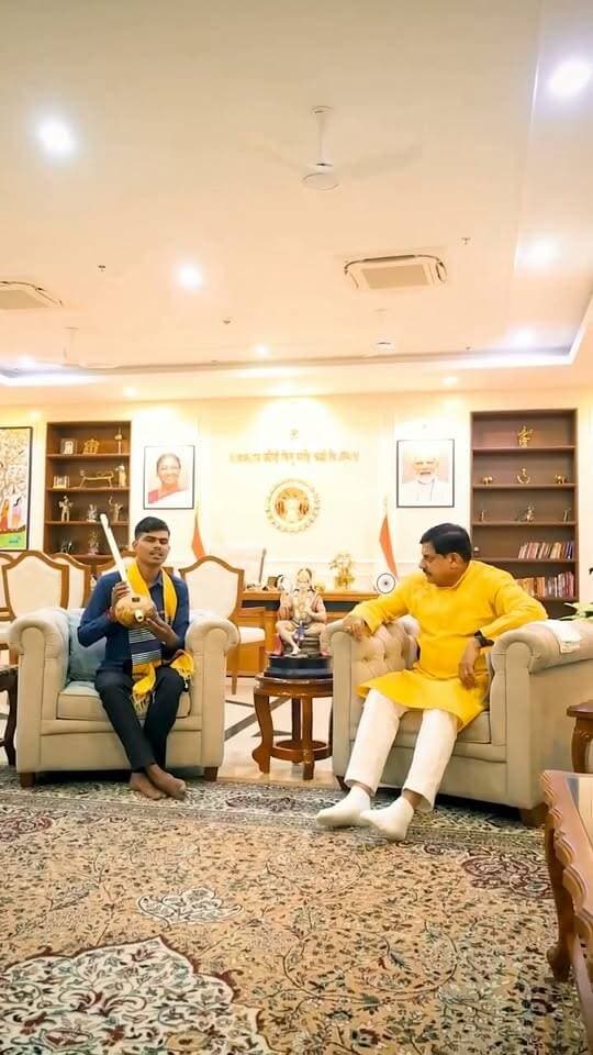 आज भोपाल निवास में सागर जिले के प्रतिभाशाली युवा बुंदेली गायक श्री सुनील लोधी जी एवं उनके माता-पिता का सम्मान किया।
फिल्म 'हनुमान अंश' में उनके लोकप्रिय गीत ने जन-जन को भाव-विभोर किया है। उन्हें ₹1 लाख की सम्मान निधि दी जाएगी। श्री लोधी की आंखों की रोशनी लाने के लिए जांच भी कराएंगे।