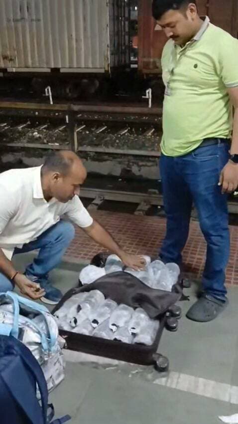 गाड़ी संख्या 12562 जो दिल्ली से चलकर जयनगर तक जाती है जिसमें सीआईबी समस्तीपुर के गुप्त सूचना पर RPF समस्तीपुर के संयुक्त टीम बनाकर उक्त गाड़ी में *H -1* केC कुप्पा में छापामारी कर एक लड़की व एक पुरुष को भारी मात्रा में शराब के साथ पकड़ा गया ।