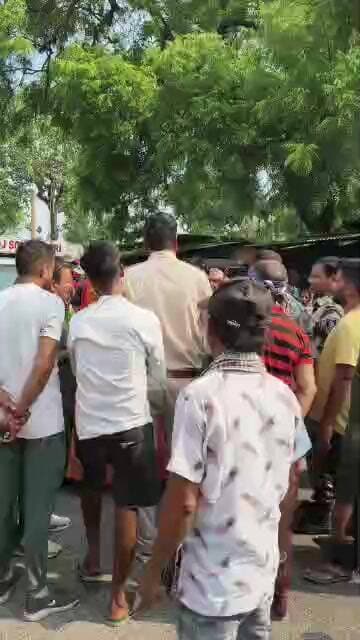 तिसरी प्रखंड अंतर्गत खिजुरी पंचायत में कल एक नाबालिग किशोरी का शव काजू के पेड़ से लटका मिला था। आज उसके परिजनों ने हत्या का आशंका जताते हुए खिजुरी मुख्यमार्ग को जाम किया। तिसरी पुलिस ने तत्परता दिखाते हुए समझा बुझाकर जाम को हटवाया