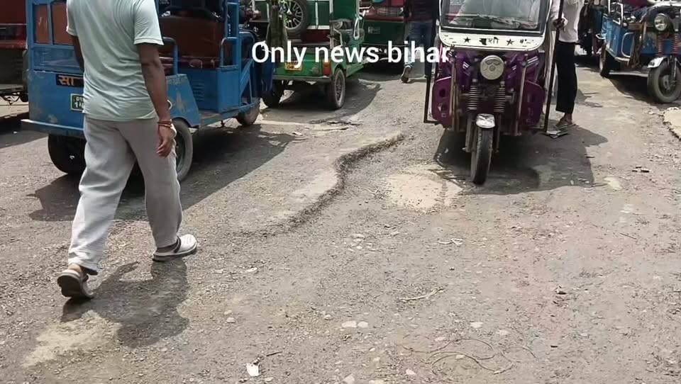 लखीसराय। नया बाजार मुख्य मार्ग पर बने गड्ढे से हादसे की आशंका, वाहन चालकों की बढ़ी परेशानी।