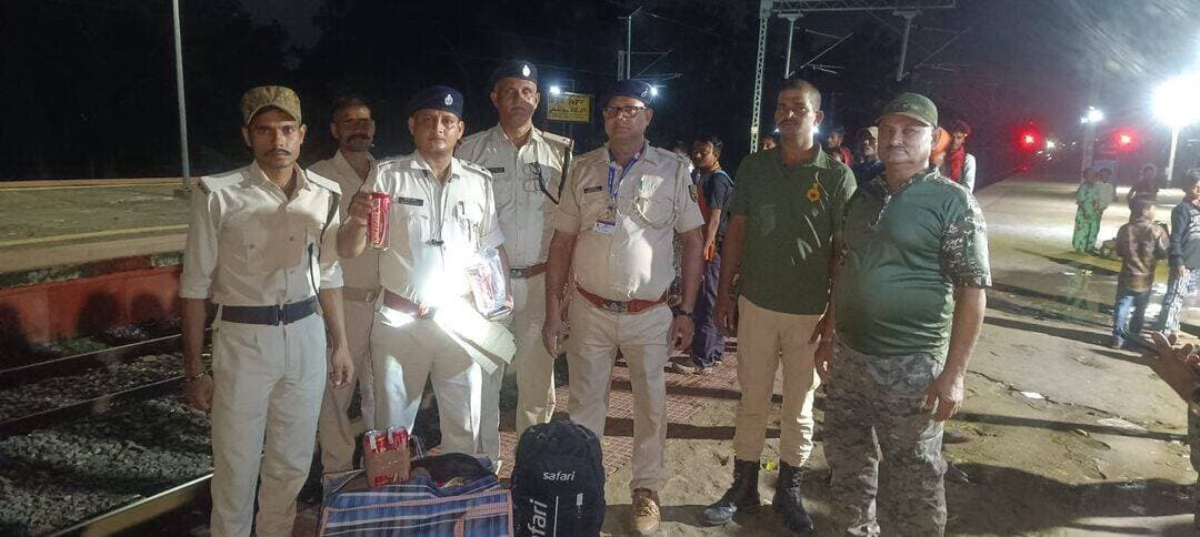 किऊल जंक्शन पर दिव्यांग कोच से 43.5 लीटर शराब बरामद, तस्कर फरार
लखीसराय। ऑपरेशन सतर्क के तहत किऊल जंक्शन पर पुलिस और उत्पाद विभाग की संयुक्त कार्रवाई में ट्रेन के दिव्यांग कोच से भारी मात्रा में शराब बरामद की गई। हालांकि, मौके से किसी भी व्यक्ति की गिरफ्तारी नहीं हो सकी।जानकारी के अनुसार, किऊल रेल पुलिस के निरीक्षक प्रभारी प्रशांत कुमार को गुप्त सूचना मिली थी कि गाड़ी संख्या 15027 के दिव्यांग कोच में शराब रखी गई है। सूचना के आधार पर किऊल रेल पुलिस की टीम ने उत्पाद विभाग, लखीसराय की टीम के साथ कार्रवाई की तैयारी की।ट्रेन के किऊल जंक्शन पहुंचने पर दिव्यांग कोच को खुलवाकर जांच की गई। तलाशी के दौरान एक बैग और एक झोले में शराब रखी मिली। आसपास मौजूद यात्रियों से शराब के संबंध में पूछताछ की गई, लेकिन किसी ने भी उसे अपना होने की बात नहीं कही।कार्रवाई के दौरान बरामद शराब की वीडियोग्राफी कराई गई और करीब 3 बजे जब्ती की कार्रवाई पूरी की गई। बरामद शराब में 75 बोतल किंगफिशर बीयर (500 एमएल), 6 बोतल गॉडफादर बीयर (500 एमएल) और 10 बोतल देशी रंगीन शराब (300 एमएल) शामिल है। विभाग के अनुसार बरामद शराब की कुल मात्रा 43.5 लीटर तथा अनुमानित कीमत 12,800 रुपये बताई गई है।
मौके पर मौजूद यात्रियों से गवाह बनने का आग्रह किया गया, लेकिन यात्रियों ने कानूनी प्रक्रिया में नहीं पड़ने की बात कहते हुए गवाह बनने से इनकार कर दिया। इसके बाद मौके पर मौजूद पुलिस एवं अन्य कर्मियों को गवाह बनाकर वीडियोग्राफी के साथ शराब की जब्ती सूची तैयार की गई।बरामद शराब और तैयार किए गए कागजात को आगे की कार्रवाई के लिए उत्पाद थाना, लखीसराय को सौंप दिया गया है। मामले में शराब के मालिक और तस्कर की पहचान के लिए आगे की कार्रवाई की जा रही है।