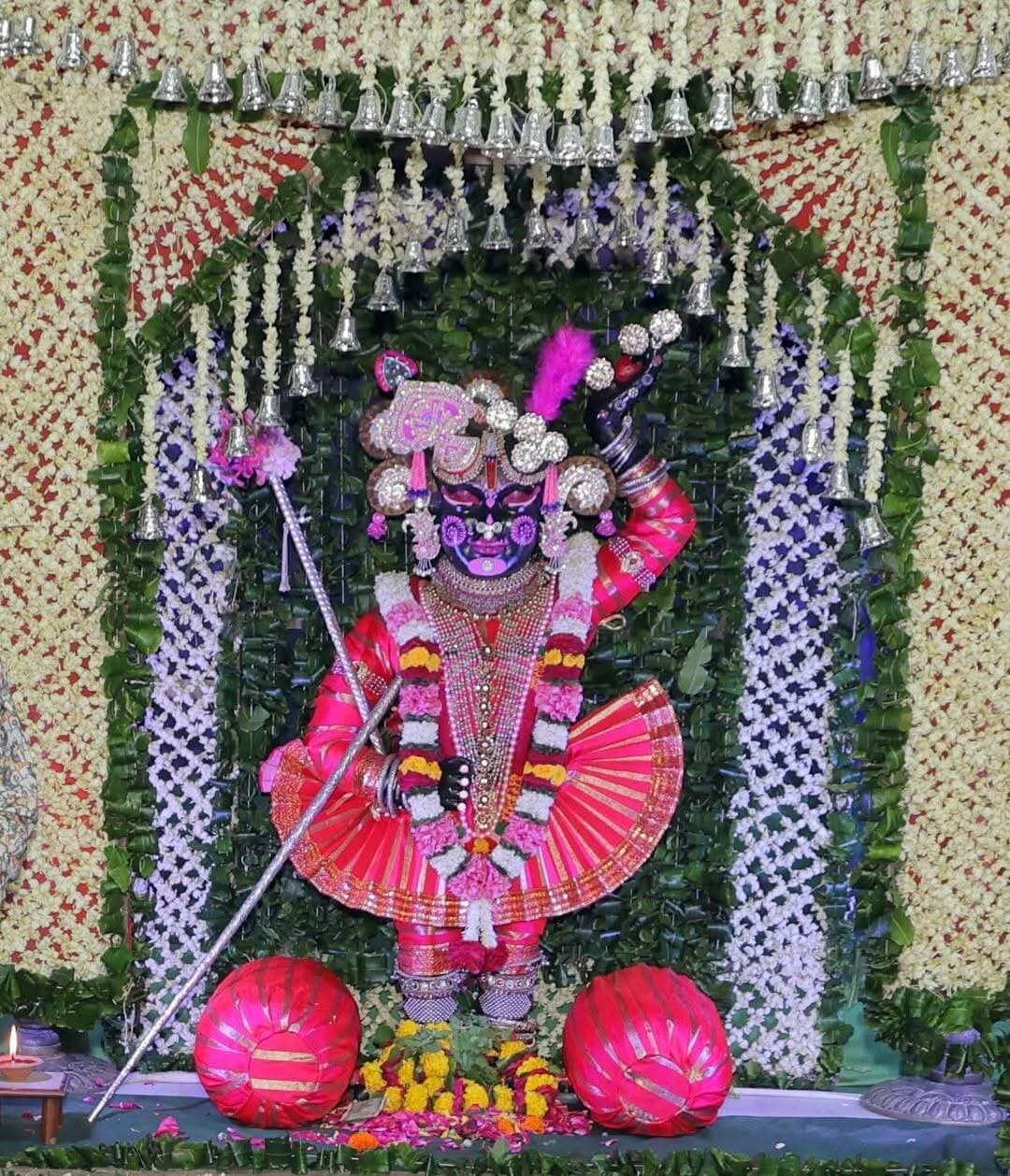 #भरतपुर। श्रीकृष्ण जन्माष्टमी के पावन पर्व पर मुख्यमंत्री भजनलाल शर्मा शुक्रवार को पूंछरी का लौठा पहुंचे। मुख्यमंत्री ने सपत्नीक श्रीनाथजी मंदिर में विधिवत पूजा-अर्चना कर दर्शन किए और प्रदेश की सुख-समृद्धि एवं खुशहाली की कामना की। इसके बाद मुख्यमंत्री ने मुकुट मुखारविंद मंदिर में पहुंचकर श्री गिरिराज जी का अभिषेक किया। उन्होंने धार्मिक विधि-विधान के साथ पूजा संपन्न की और प्रदेशवासियों के लिए मंगलकामना की। मुख्यमंत्री के दौरे के दौरान गृह राज्य मंत्री जवाहर सिंह बेढम, विधायक डॉ. शैलेश सिंह, बहादुर सिंह कोली, नौक्षम चौधरी सहित अन्य जनप्रतिनिधि एवं गणमान्यजन मौजूद रहे। जन्माष्टमी के अवसर पर पूंछरी का लौठा में श्रद्धालुओं की भीड़ और धार्मिक उत्साह का माहौल रहा। मुख्यमंत्री के आगमन को लेकर प्रशासन की ओर से भी सुरक्षा के पुख्ता इंतजाम किए गए थे।