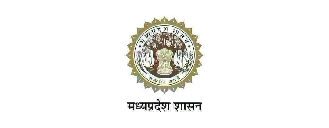 सफलता की कहानी: प्रधानमंत्री जीवन ज्योति बीमा योजना बनी संकट की घड़ी में लीला बाई के परिवार का आर्थिक संबल
..
प्रधानमंत्री जीवन ज्योति बीमा योजना (PMJJBY) जरूरतमंद परिवारों के लिए कठिन समय में आर्थिक सुरक्षा का महत्वपूर्ण माध्यम बन रही है। योजना के तहत शमशाबाद वार्ड नंबर 12 निवासी स्वर्गीय श्री बाबूलाल अहिरवार के आकस्मिक निधन के बाद उनकी धर्मपत्नी एवं नॉमिनी श्रीमती लीला बाई अहिरवार को 2 लाख रुपये की बीमा दावा राशि प्राप्त हुई है।
स्वर्गीय श्री बाबूलाल अहिरवार, पिता श्री मोहनलाल अहिरवार का 19 जुलाई 2026 को आकस्मिक निधन हो गया था। परिवार के मुखिया के निधन से परिजनों के समक्ष आर्थिक संकट उत्पन्न हो गया। ऐसे कठिन समय में प्रधानमंत्री जीवन ज्योति बीमा योजना परिवार के लिए आर्थिक सहारा बनी।
स्वर्गीय बाबूलाल अहिरवार ने अपने बैंक खाते के माध्यम से प्रधानमंत्री जीवन ज्योति बीमा योजना का लाभ लिया था। उनके निधन के उपरांत मध्यप्रदेश ग्रामीण बैंक, शाखा शमशाबाद द्वारा बीमा कंपनी के समक्ष आवश्यक दावा प्रक्रिया पूर्ण कराई गई। प्रक्रिया पूरी होने के बाद बीमा कंपनी से प्राप्त 2 लाख रुपये की क्लेम राशि उनकी पत्नी एवं नॉमिनी श्रीमती लीला बाई अहिरवार को प्रदान की गई। यह राशि ऐसे समय में परिवार के लिए आर्थिक संबल बनी, जब परिवार अपने मुखिया को खोने के साथ-साथ भविष्य की आर्थिक अनिश्चितता का सामना कर रहा था। प्रधानमंत्री जीवन ज्योति बीमा योजना के माध्यम से प्राप्त सहायता ने परिवार को विपरीत परिस्थितियों से उबरने में सहयोग प्रदान किया।
कम प्रीमियम में परिवार को आर्थिक सुरक्षा -
जिला अग्रणी बैंक प्रबंधक ने आमजन से प्रधानमंत्री जीवन ज्योति बीमा योजना तथा प्रधानमंत्री सुरक्षा बीमा योजना जैसी सामाजिक सुरक्षा योजनाओं में अधिक से अधिक पंजीयन कराने की अपील की है। उन्होंने बताया कि प्रधानमंत्री सुरक्षा बीमा योजना (PMSBY) दुर्घटना के कारण मृत्यु अथवा निर्धारित स्थायी विकलांगता की स्थिति में 2 लाख रुपये तक का बीमा कवरेज प्रदान करती है, जबकि प्रधानमंत्री जीवन ज्योति बीमा योजना (PMJJBY) किसी भी कारण से मृत्यु होने पर 2 लाख रुपये का जीवन बीमा कवरेज प्रदान करती है। उन्होंने कहा कि कम आय वर्ग एवं सामान्य परिवारों के लिए ये योजनाएं अप्रत्याशित परिस्थितियों में महत्वपूर्ण वित्तीय सुरक्षा उपलब्ध कराने में सहायक हैं। प्रत्येक पात्र व्यक्ति को इन योजनाओं में पंजीयन कराकर इन्हें सक्रिय रखना चाहिए, ताकि किसी अप्रत्याशित घटना की स्थिति में परिवार एवं वारिसों को आर्थिक संबल मिल सके। प्रधानमंत्री जीवन ज्योति बीमा योजना के अंतर्गत श्रीमती लीला बाई अहिरवार को मिली 2 लाख रुपये की सहायता इस बात का उदाहरण है कि छोटी-सी बीमा सुरक्षा विपरीत परिस्थितियों में परिवार के लिए बड़ी आर्थिक मदद बन सकती है। <nis:link nis:type=tag nis:id=vidisha nis:value=vidisha nis:enabled=true nis:link/>