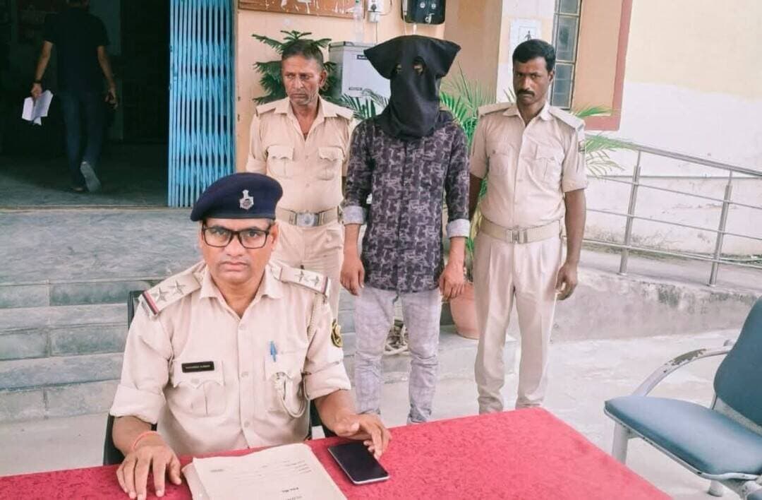 जयनगर के दो बड़े लूटकांडों का सफल उद्भेदन, टॉप-10 कुख्यात अपराधी चंदन यादव गिरफ्तार
जयनगर थाना क्षेत्र में हुए दो बड़े लूटकांडों का मधुबनी पुलिस और एसटीएफ की संयुक्त टीम ने सफल उद्भेदन करते हुए जिले के टॉप-10 वांछित अपराधियों में शामिल कुख्यात चंदन यादव को गिरफ्तार किया है। पुलिस ने उसे औंसी थाना क्षेत्र में घेराबंदी कर पकड़ा। गिरफ्तार अपराधी की पहचान जयनगर थाना क्षेत्र के बेलही पूर्वी पंचायत के सहुरिया गांव निवासी बिमलेश यादव के पुत्र चंदन यादव के रूप में हुई है।
पुलिस के अनुसार, एक जून 2026 को जयनगर थाना क्षेत्र में रिलायंस स्मार्ट पॉइंट के समीप रेडियंट कैश मैनेजमेंट सर्विसेज के कर्मी धर्मेंद्र कुमार महतो से हथियार के बल पर करीब 6.15 लाख रुपये नकद से भरा बैग लूट लिया गया था। घटना को लेकर जयनगर थाना में कांड संख्या 251/26 दर्ज किया गया था। मामले की गंभीरता को देखते हुए वरीय पुलिस अधीक्षक के निर्देश पर एसडीपीओ जयनगर के नेतृत्व में जयनगर थाना पुलिस एवं एसटीएफ की संयुक्त विशेष टीम गठित की गई।
टीम ने तकनीकी साक्ष्यों, सीसीटीवी फुटेज और मानवीय सूचना के आधार पर लगातार कार्रवाई करते हुए चंदन यादव को गिरफ्तार किया। पूछताछ में उसने रिलायंस स्मार्ट पॉइंट के पास हुई लूट में अपनी संलिप्तता स्वीकार की। पूछताछ के दौरान उसने एक अन्य बड़े लूटकांड में भी शामिल होने की बात बताई।
पुलिस के मुताबिक, 24 नवंबर 2025 को जयनगर कमला पुल के समीप वैद्यनाथ सर्विस स्टेशन (पेट्रोल पंप) के मैनेजर दीपक कुमार से हथियार के बल पर 8.50 लाख रुपये की लूट हुई थी। इस मामले में जयनगर थाना कांड संख्या 416/25 दर्ज किया गया था। गिरफ्तार चंदन यादव ने इस घटना में भी सीधे तौर पर शामिल होने की बात स्वीकार की है।
इस कार्रवाई से पुलिस ने एक ओर जिले के टॉप-10 वांछित अपराधी को गिरफ्तार किया, वहीं दूसरी ओर करीब 14.65 लाख रुपये की दो बड़ी लूट की घटनाओं का भी खुलासा किया है। पुलिस अब गिरफ्तार अपराधी के आपराधिक इतिहास को खंगालने में जुटी है। उसकी निशानदेही पर लूटी गई राशि की बरामदगी और गिरोह में शामिल अन्य फरार अपराधियों की गिरफ्तारी के लिए विभिन्न संभावित ठिकानों पर सघन छापेमारी जारी है।