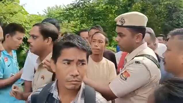 এসডিপিও কি বলছে NLFT–ATTF প্রাক্তন বৈরী গোষ্ঠীদের শুনুন! ১১ দফা দাবিতে ৭২ ঘণ্টার অবরোধে আসাম-আগরতলা জাতীয় সড়ক ও রেলপথে যান চলাচল ব্যাহত। খোয়াই ও বরমুড়ায় উত্তেজনা, মোতায়েন বিশাল পুলিশ ও TSR বাহিনী!