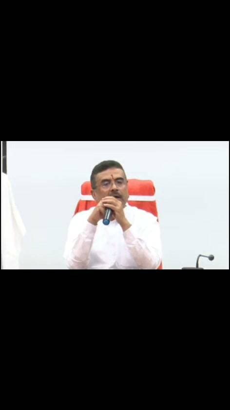 🚨 BIG BREAKING | কলকাতা
🌊 বন্যা পরিস্থিতি নিয়ে জলসম্পদ ভবনে মুখ্যমন্ত্রীর জরুরি বৈঠক
কলকাতার জলসম্পদ ভবনে সাংবাদিক বৈঠক মুখ্যমন্ত্রী শুভেন্দু অধিকারীর। রাজ্যের একাধিক জেলায় প্লাবন পরিস্থিতি নিয়ে প্রশাসনের প্রস্তুতি, জলাধার থেকে জল ছাড়া এবং পরিস্থিতি মোকাবিলায় সরকারের পদক্ষেপ নিয়ে গুরুত্বপূর্ণ বার্তা দিলেন মুখ্যমন্ত্রী।
মুখ্যমন্ত্রীর দাবি, DVC ভালো কাজ করছে, এখনও কোনও বাঁধ ভাঙেনি। অতিরিক্ত বৃষ্টির কারণে জলাধারগুলিকে সুরক্ষিত রাখতে নির্দিষ্ট পরিমাণ জল ছাড়তে হয়েছে।
📍 স্থান: জলসম্পদ ভবন, কলকাতা
🎙️ সাংবাদিক বৈঠকে: মুখ্যমন্ত্রী শুভেন্দু অধিকারী
আপনার এলাকায় বন্যা পরিস্থিতি কেমন? কমেন্টে জানান।
খবরটি গুরুত্বপূর্ণ মনে হলে শেয়ার করে অন্যদেরও জানিয়ে দিন।
#BreakingNews #SuvenduAdhikari #WestBengal #Flood #DVC #Kolkata #BartaBahiNews