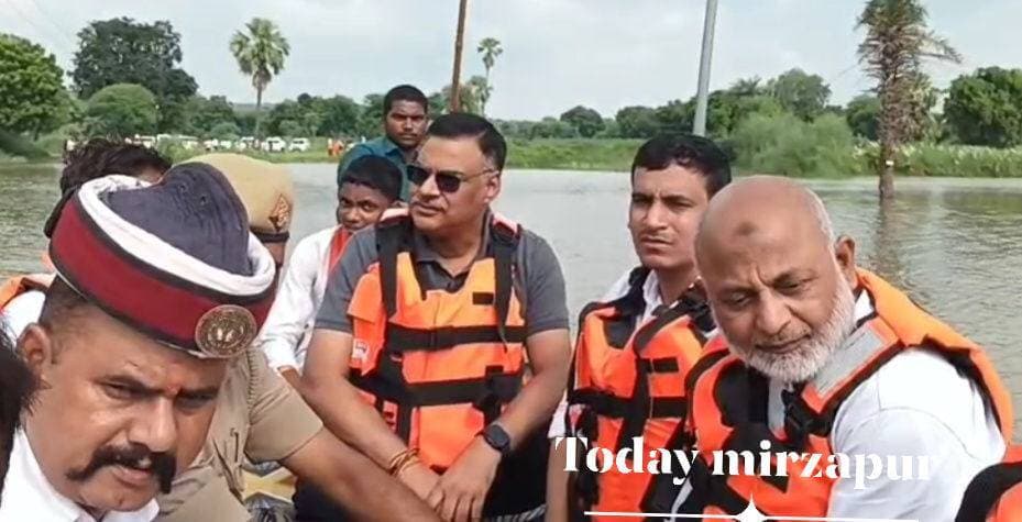 चुनार बाढ़ क्षेत्र में पहुंचे डीएम, स्वास्थ्य शिविर का लिया जायजा
राहत कार्यों में लापरवाही पर कार्रवाई की चेतावनी, जर्जर HT लाइन के तार तत्काल दुरुस्त कराने के निर्देश
मीरजापुर। जिलाधिकारी पवन कुमार गंगवार ने शुक्रवार को चुनार के बाढ़ प्रभावित जगदीशपुर उर्फ टम्मलगंज और समसपुर गांव का निरीक्षण किया। टम्मलगंज में लगाए गए स्वास्थ्य शिविर में अब तक 32 लोगों की जांच कर दवा दिए जाने की जानकारी ली और बाढ़जनित बीमारियों को लेकर सतर्कता बरतने के निर्देश दिए।
स्थानीय लोगों ने टम्मलगंज से तहसील, अस्पताल और बाजार जाने वाले मुख्य मार्ग के हर वर्ष जलमग्न होने की समस्या बताई। ग्रामीणों ने रपटा पर पुल निर्माण की मांग रखी, जिस पर डीएम ने बताया कि शासन से बजट स्वीकृत होने के बाद निर्माण कार्य शुरू कराया जाएगा।
समसपुर में डीएम ने बाढ़ चौकी, राहत सामग्री और कर्मचारियों की उपस्थिति की जानकारी ली। उन्होंने प्रभावित परिवारों तक पारदर्शी तरीके से राहत सामग्री पहुंचाने तथा पशुओं के लिए हरा-सूखा चारा और टीकों की तत्काल व्यवस्था के निर्देश दिए। रात में बाढ़ चौकियों व राहत शिविरों में पर्याप्त प्रकाश और नावों की सुरक्षा सुनिश्चित करने को भी कहा।
निरीक्षण के दौरान लटकते जर्जर HT लाइन के तार देखकर डीएम ने तत्काल अधिशासी अभियंता विद्युत को फोन कर उन्हें दुरुस्त कराने के निर्देश दिए। उन्होंने स्पष्ट कहा कि राहत एवं बचाव कार्यों में किसी भी तरह की लापरवाही बर्दाश्त नहीं की जाएगी।
#TodayMirzapur #Mirzapur #Chunar #Flood #DM_Mirzapur #PawanKumarGangwar #बाढ़ #मीरजापुर