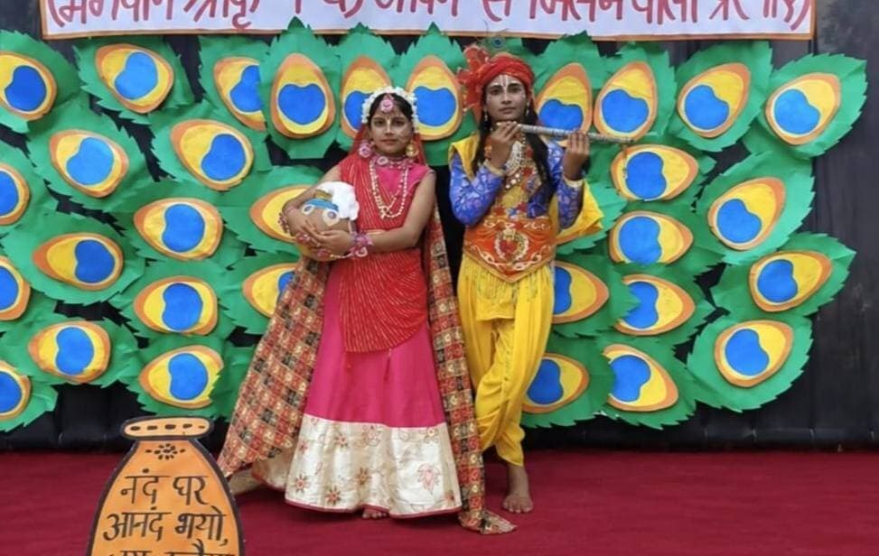डॉ. सरला सर्राफ पब्लिक स्कूल में श्रीकृष्ण जन्माष्टमी पर विद्यार्थियों ने दिया प्रेरणादायी संदेश
मीरजापुर। भटौली रोड, विजयपुरा स्थित डॉ. सरला सर्राफ पब्लिक स्कूल में श्रीकृष्ण जन्माष्टमी पर्व श्रद्धा, उल्लास और रचनात्मक प्रस्तुतियों के साथ मनाया गया। विद्यार्थियों ने भगवान श्रीकृष्ण के जीवन-दर्शन एवं शिक्षाओं को मोरपंख थीम पर तैयार प्रेरक संदेशों के माध्यम से प्रस्तुत किया।
कार्यक्रम में राधा-कृष्ण की मनमोहक झांकी आकर्षण का केंद्र रही। विद्यार्थियों ने कर्म, सत्य, धर्म, विनम्रता, प्रेम-सद्भाव, धैर्य और आत्मविश्वास जैसे जीवन-मूल्यों का संदेश दिया।
विद्यालय के चेयरमैन दिनेश चंद्र सर्राफ ने कहा कि श्रीकृष्ण का जीवन कर्मयोग, सत्य, साहस और कर्तव्यनिष्ठा की प्रेरणा देता है। डायरेक्टर आयुष कुमार सर्राफ एवं प्रीती सर्राफ ने विद्यार्थियों की रचनात्मक प्रस्तुतियों की सराहना की।
कार्यक्रम के अंत में विद्यार्थियों ने श्रीकृष्ण की शिक्षाओं से प्रेरणा लेकर सत्य, कर्तव्य, सद्भाव, विनम्रता और कर्म के मार्ग पर चलने का संकल्प लिया।
#TodayMirzapur #Mirzapur #Janmashtami #KrishnaJanmashtami #DrSaralaSarrafPublicSchool #ShriKrishna #RadhaKrishna #MirzapurNews
