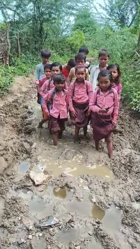 हमीरपुर-:स्कूल चलो अभियान के बीच बच्चों के सामने बड़ी मुसीबत!
हमीरपुर में कीचड़ और दलदल भरे रास्ते से स्कूल जाने को मजबूर मासूम बच्चे,
विद्यालय पहुंचने के लिए बच्चों को पहले पार करना पड़ रहा कीचड़ से भरा रास्ता,
दलदल भरे रास्ते से स्कूल जाते छोटे-छोटे बच्चों का वीडियो हुआ वायरल,
बरसात में रास्ते की हालत बनी बच्चों के लिए परेशानी का सबब,
ग्रामीणों का सवाल—जब स्कूल तक पहुंचने का रास्ता ही बदहाल है तो बच्चे पढ़ने जाएं कैसे?
सरकार के स्कूल चलो अभियान पर भी उठ रहे सवाल,
मामला मुस्करा विकासखंड के गलिहा मऊ गांव का।