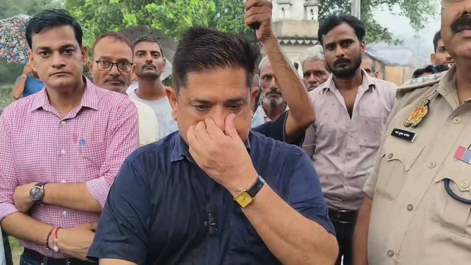गौशाला में मृत गौवंशों के वीडियो वायरल होने का मामला,
ग्रामीणों ने गौशाला की बदहाली का वीडियो बनाकर सोशल मीडिया पर किया था वायरल,
वायरल वीडियो का संज्ञान लेकर जांच करने पहुंची जांच टीम का ग्रामीणों ने रोका था रास्ता,
जांच टीम का रास्ता रोक कर कीचड़ भरी सड़क से परेशान ग्रामीणों ने जताई थी अपनी नाराजगी,
जिलाधिकारी ने मामले का संज्ञान लेते हुए मौके पर एसडीम करणवीर सिंह,CDO और DPRO को भेजा,
SDM करणवीर सिंह ने सुनी ग्रामीणों की समस्याएं,
जल्द बदलेंगे गौशाला के हालात ग्रामीणों को जल्द मिलेगी कीचड़ वाली सड़क से निजात– SDM करणवीर सिंह
मामला हमीरपुर जनपद के गहरौली गांव का