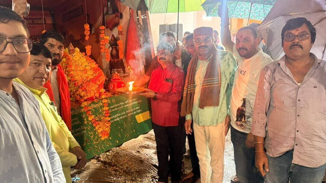 ➡️ संत शिरोमणि गुरु रविदास जी की 650वीं जयंती पर समरसता संकल्प अभियान एवं यात्रा पहुंची पाढर
संत शिरोमणि गुरु रविदास जी की 650वीं जन्म जयंती के अवसर पर श्री गुरु रविदास महाराज समरसता संकल्प अभियान एवं यात्रा 4 सितंबर को चिचोली से निकली। इस दौरान गाजे- बाजे के साथ यात्रा ने स्थानीय मंदिरों का भ्रमण किया। यात्रा का जगह-जगह भव्य स्वागत किया गया। यात्रा प्रमुख ग्रामों का भ्रमण करते हुए पाढर पहुंची, तत्पश्चात यात्रा का रात्रि विश्राम किया गया। यात्रा में जिला विकास सलाहकार समिति सदस्य श्री सुधाकर पवार, डॉ महेंद्र सिंह चौहान, श्री किशोर बरदे, श्री अनिल सिंग ठाकुर सहित अन्य जनप्रतिनिधि सामाजिक बंधु, संत रविदास समाज के अनुयायी एवं बड़ी संख्या में गणमान्य नागरिक शामिल हुए। यात्रा के दौरान संत रविदास जी के विचारों और उनके द्वारा दिए गए सामाजिक समरसता, समानता एवं भाईचारे के संदेश को जन-जन तक पहुंचाने का आह्वान किया गया।
➡️ इन विकासखंडो में पहुंचेगी संत शिरोमणि रविदास जी महाराज की समरसता कलश यात्रा
संत शिरोमणि रविदास जी महाराज की समरसता पावन कलश एवं कलश रथ जिला मुख्यालय से स्थानीय रविदास मंदिरों तथा ग्राम स्तर तक पहुंचाए जाएंगे। कलश रथ 20 अगस्त से 10 सितंबर तक जिले में निर्धारित मार्ग के अनुसार भ्रमण करेगा। संत शिरोमणि रविदास जी महाराज की समरसता कलश यात्रा 5 सितंबर को पाढर से घोड़ाडोंगरी, चोपना भ्रमण तथा रात्रि विश्राम रहेगा। बैतूल विकासखंड में 6 सितंबर को यात्रा चोपना नगर से बडोरा बैतूल पहुंचेंगी तथा रात्रि विश्राम रहेगा। वहीं 7 सितंबर को यात्रा बडोरा से बैतूल बाजार नगर भ्रमण एवं रात्रि विश्राम, 8 सितंबर को बैतूल बाजार से खेड़ी सांवलीगढ़ भ्रमण एवं रात्रि विश्राम, 9 सितंबर को खेड़ी सांवलीगढ़ से बैतूल नगर भ्रमण, स्थानीय मंदिरों का भ्रमण एवं रात्रि विश्राम रहेगा तथा 10 सितंबर को बैतूल नगर भ्रमण कर शाम 6 बजे यात्रा का समापन किया जाएगा।
➡️ मंदिरों में होंगे धार्मिक एवं सांस्कृतिक आयोजन
कलश रथ के भ्रमण के दौरान जिला, ग्राम एवं चिन्हित स्थानीय रविदास मंदिरों में कलश का भव्य स्वागत किया जाएगा। इस दौरान सामूहिक आरती, गुरु वाणी पाठ, भजन संध्या, समरसता संकल्प, भजन-कीर्तन, प्रसाद वितरण, प्रभात फेरी, झांकी, दीप प्रज्ज्वलन एवं अन्य धार्मिक-सामाजिक एवं सांस्कृतिक कार्यक्रम आयोजित किए जाएंगे। भजन मंडली प्रतियोगिता सहित विभिन्न स्थानीय कार्यक्रमों के माध्यम से संत रविदास जी के विचारों और संदेश को जन-जन तक पहुंचाया जाएगा।
अभियान के दौरान जिले के विभिन्न स्थानों पर स्थित संत गुरु रविदास मंदिरों एवं उनके परिसरों में साफ-सफाई तथा आवश्यक विकास कार्य कराए जाएंगे। अनुसूचित जाति केंद्रित मंडलों की पहचान कर संबंधित क्षेत्रों में स्थित संत रविदास मंदिरों की सूची तैयार करने तथा मंदिर समितियों एवं संतों से संपर्क स्थापित करने के निर्देश दिए गए हैं। अभियान के तहत संत सम्मेलन, आध्यात्मिक संवाद, समरसता गोष्ठी एवं सत्संग आयोजित किए जाएंगे। इनमें संत रविदास जी के जीवन, विचारों और सामाजिक समरसता के संदेश का प्रचार-प्रसार किया जाएगा।
Jansampark Madhya Pradesh
#JansamparkMP
#बैतूल
#betul