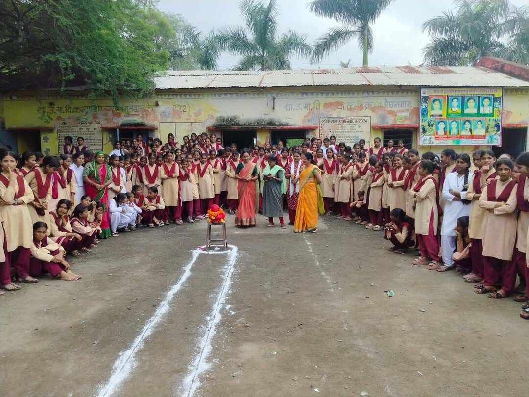 विद्यालयों में गूंजा ‘नंद के आनंद भयो, जय कन्हैया लाल की’ का जयघोष! 🪈
श्रीकृष्ण जन्माष्टमी के पावन अवसर पर जिले के विभिन्न विद्यालयों में भगवान श्रीकृष्ण की मनमोहक लीलाओं का मंचन किया गया। विद्यार्थियों ने बाल कृष्ण की लीलाओं, राधा-कृष्ण के प्रेम एवं श्रीकृष्ण के जीवन प्रसंगों की सुंदर प्रस्तुतियों से वातावरण को भक्तिमय बना दिया।
Jansampark Madhya Pradesh CM Madhya Pradesh Indore Commissioner Department of Culture, Madhya Pradesh #Jhabua #JansamparkMP