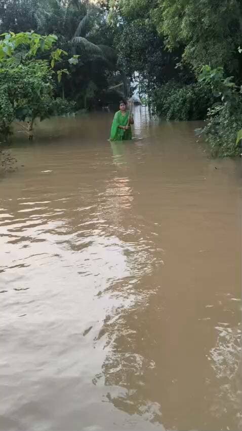 ପାଣି ଭିତରେ ଆସି କରୁଛନ୍ତି ଶିକ୍ଷାଦାନ