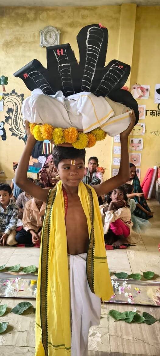 🔳आंगनबाड़ी केंद्रों में गूंजे श्रीकृष्ण के बाल रूप के जयकारे, बच्चों ने मनाई जन्माष्टमी
🔳बाल लीलाओं पर आधारित गतिविधियों में नन्हे-मुन्नों ने उत्साह से लिया हिस्सा, माताओं ने भजनों से बांधा समां
🔳कटनी। कलेक्टर श्री आशीष तिवारी के निर्देशानुसार जिले के आंगनबाड़ी केंद्रों में श्रीकृष्ण जन्माष्टमी पर्व उत्साह, उमंग और भक्ति भाव के साथ मनाया गया। इस अवसर पर आंगनबाड़ी केंद्र नन्हे-मुन्ने बच्चों की कृष्णमय गतिविधियों और उल्लास से सराबोर नजर आए।
जन्माष्टमी के अवसर पर आंगनबाड़ी केंद्रों में भगवान श्रीकृष्ण की बाल लीलाओं पर आधारित विभिन्न गतिविधियों का आयोजन किया गया। बच्चों ने श्रीकृष्ण के बाल स्वरूप को आत्मसात करते हुए उत्साहपूर्वक सहभागिता की। कहीं बच्चे नटखट कन्हैया के रूप में नजर आए तो कहीं बाल गोपाल की मनमोहक झांकियों और गतिविधियों ने सभी का मन मोह लिया।
कार्यक्रम के दौरान बच्चों की माताओं द्वारा भजन सत्र आयोजित किए गए। कृष्ण भजनों से आंगनबाड़ी केंद्रों का वातावरण भक्तिमय हो गया। माताओं और बच्चों ने मिलकर जन्माष्टमी के उल्लास को साझा किया और पर्व को आनंदपूर्वक मनाया।
इस अवसर पर बच्चों के लिए विशेष पौष्टिक भोजन का वितरण भी किया गया। आंगनबाड़ी कार्यकर्ताओं ने बच्चों एवं उनकी माताओं को सुपोषण, संतुलित आहार और बच्चों के स्वस्थ विकास के संबंध में आवश्यक जानकारी दी। उन्होंने बच्चों के दैनिक आहार में पोषणयुक्त खाद्य पदार्थों को शामिल करने तथा बच्चों के स्वास्थ्य एवं पोषण पर नियमित ध्यान देने के लिए माताओं को प्रेरित किया।
जन्माष्टमी के आयोजन ने जिले के आंगनबाड़ी केंद्रों को संस्कार, संस्कृति, भक्ति और सुपोषण के सुंदर संगम में बदल दिया। पर्व के माध्यम से बच्चों को भारतीय संस्कृति एवं भगवान श्रीकृष्ण की बाल लीलाओं से परिचित कराने के साथ ही उनके स्वस्थ एवं समग्र विकास का संदेश भी दिया गया।
#JansamparkMP
#CMMadhyaPradesh
#DrMohanYadav51
#udaypratapmp
#jbpcommissioner
#katni
#कटनी