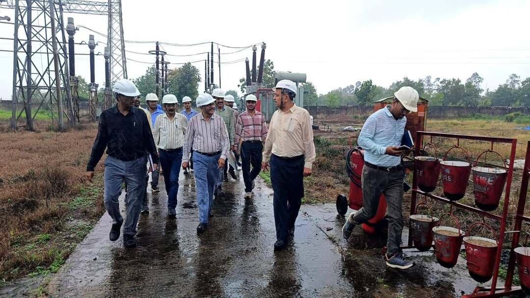 🔳"कटनी में ट्रांसमिशन लाइन की क्षमता वृद्धि का कार्य शीघ्र करें"" -एम डी सुनील तिवारी के निर्देश
🔳मुख्यमंत्री जन विश्वास अभियान के तहत एम पी ट्रांसको एम डी ने किया कटनी सबस्टेशन का निरीक्षण-
🔳 कटनी । मुख्यमंत्री जन विश्वास अभियान के तहत मध्य प्रदेश शासन के उपक्रम मध्य प्रदेश पावर ट्रांसमिशन कंपनी (एमपी ट्रांसको )के प्रबंध संचालक सुनील तिवारी ने कटनी 400 केवी सबस्टेशन का निरीक्षण किया।
इस अवसर पर उन्होंने 400 केवी सब स्टेशन से प्रदेश के तीसरे सबसे पुराने 132 केवी सबस्टेशन शांति नगर कटनी के लिए ट्रांसमिशन लाइन की क्षमता वृद्धि के कार्य की समीक्षा की। उन्होंने कटनी शहर के साथ 132 केवी सबस्टेशन स्लीमनाबाद,ढीमरखेडा एवं मनसकरा के लिए बेहद उपयोगी इस लाइन की क्षमतावृद्धि के कार्य में तेजी लाने के निर्देश दिए।
उन्होंने कहा कि पुराने कम क्षमता के कंडक्टर को अधिक क्षमता के आधुनिक तकनीक के एचटीएलएस कंडक्टर से बदलने के कारण अब 132 केवी सबस्टेशन कटनी में पहले के मुकाबले तीन गुनी अधिक सप्लाई उपलब्ध रहेगी अतः अधिकारी इस कार्य की गंभीरता को देखते हुए शीघ्र पूरा करने का प्रयास करें।
प्रबंध संचालक ने इसके अलावा 400 केवी सबस्टेशन कटनी में चल रहे विभिन्न निर्माण कार्यों की भी समीक्षा कर उनकी प्रगति की जानकारी ली। 132 केवी सबस्टेशन स्लीमनाबाद एवं डीमरखेड़ा के लिए बनाये जा रहे दूसरे सर्किट के निर्माण कार्य की धीमी गति पर उन्होंने असंतोष व्यक्त किया और इसे भी प्राथमिकता से पूरा करने के निर्देश दिए।
*रबी सीजन से पूर्व पोस्ट मानसून मेंटेनेंस पूरा करें*--
प्रबंध संचालक सुनील तिवारी ने उपस्थित मुख्य अभियंता टेस्टिंग श्री एम वाय मंसूरी को निर्देश दिए कि आगामी रबी सीजन के पहले ही सबस्टेशन के सभी पोस्ट मानसून मेंटेनेंस के कार्य पूरे कर लिए जाएं ताकि बिरसिंहपुर जनरेटिंग स्टेशन से आने वाली 700 मेगावाट एवं सतना से मिलने वाली 50 मेगावाट बिजली का समुचित उपयोग हो सके।
उन्होंने कहा कि 400 केवी सबस्टेशन में चल रहे महत्वपूर्ण उपकरणों की शिफ्टिंग का कार्य पूरी सजगता, सुरक्षा मानकों का पूरा पालन करते हुए सर्वोच्च गुणवत्ता के साथ किया जाये।
उन्होंने रेलवे के लिए एक अतिरिक्त ट्रैक्शन फीडर तैयार करने की संभावनाओं के बारे में भी विचार विमर्श किया. उन्होंने सब स्टेशन में कार्यरत आउट सोर्स कर्मियों से भी संवाद किया।
*ये अधिकारी रहे उपस्थित*
प्रबंध संचालक के निरीक्षण के दौरान मुख्य अभियंता टेस्टिंग श्री एम ए मंसूरी अतिरिक्त मुख्य अभियंता टेस्टिंग श्री आर सी शर्मा,
करपालन अभियंता ट्रांसमिशन लाइन मेंटेनेंस श्री एस के मुडा,कार्यपालन अभियंता श्री आर आर पटेल, सहायक अभियंता श्री एसके चतुर्वेदी,श्री मनोज तिवारी सहित अन्य अधिकारी उपस्थित थे।
#JansamparkMP
#CMMadhyaPradesh
#DrMohanYadav51
#udaypratapmp
#jbpcommissioner
#katni
#कटनी